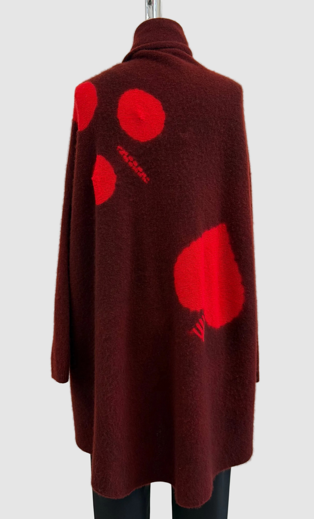 Suzusan Cashmere Seamless Upside-Down Cape in Shibori Card Bordeaux/Red
