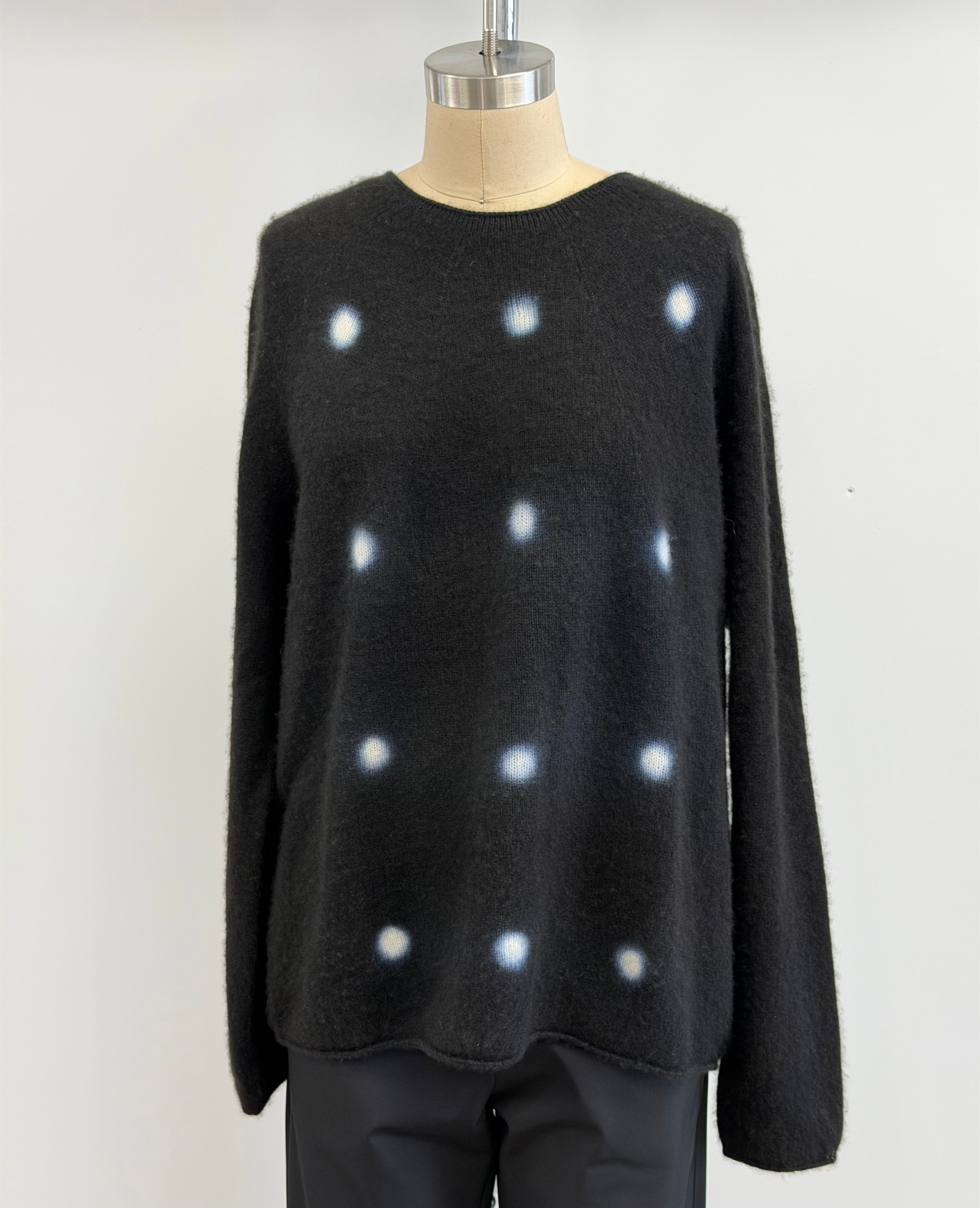 Suzusan Cashmere Seamless Pullover-Long Hotaru Shibori Dots in Black/Natural White