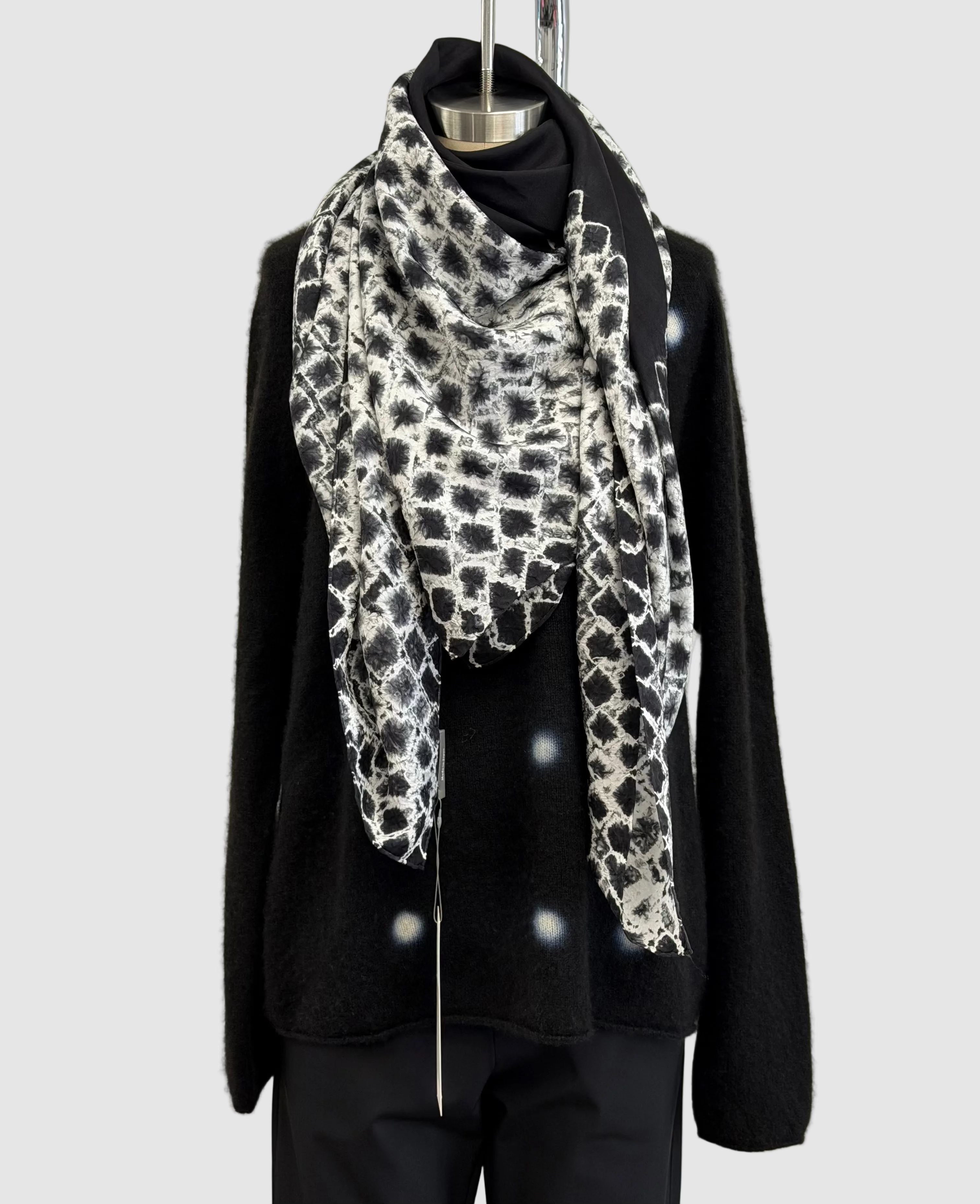 Suzusan Cashmere Seamless Pullover-Long Hotaru Shibori Dots in Black/Natural White