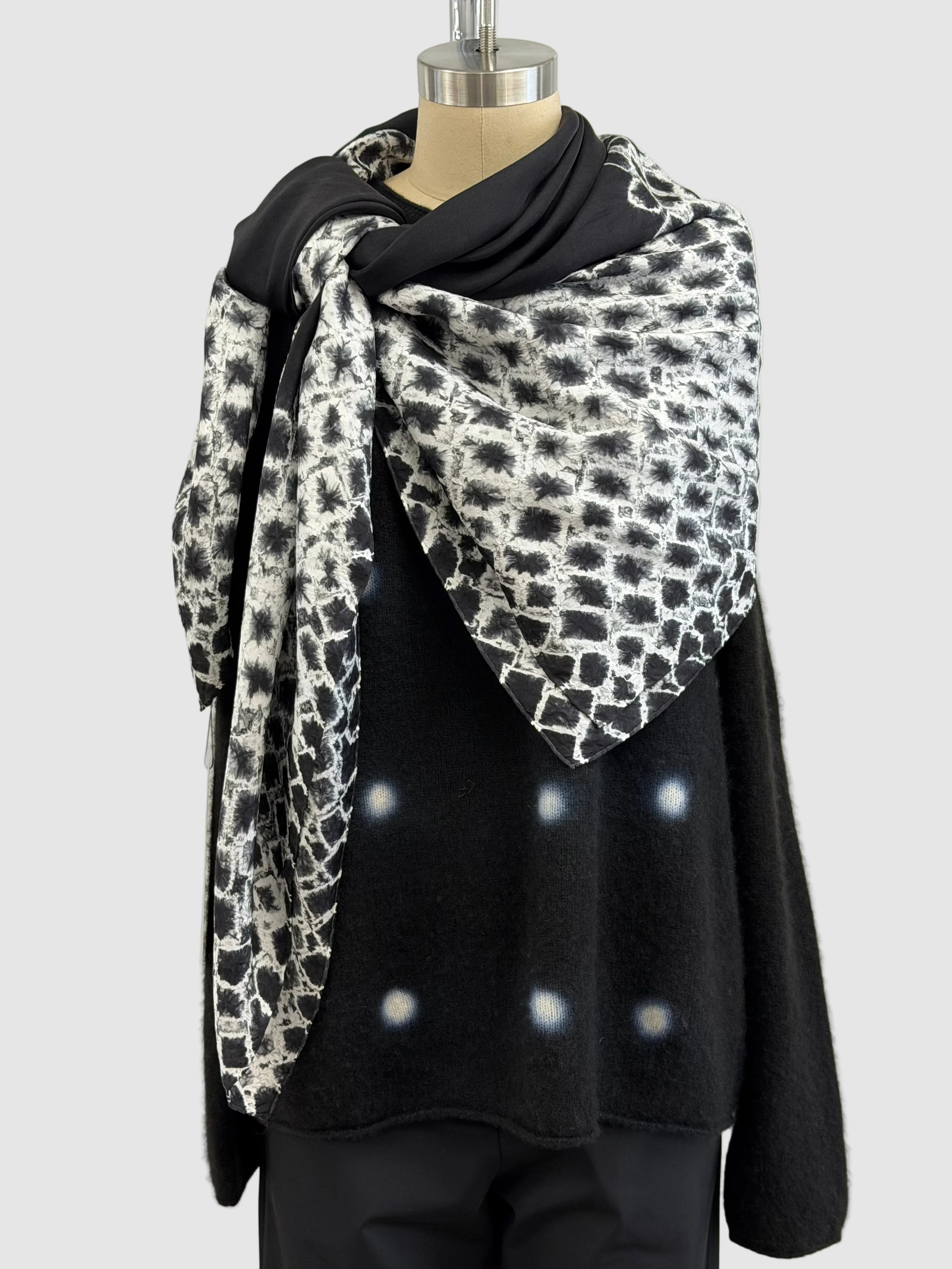 Suzusan Silk Twill Woven Square Scarf in Yataramiura Shibori Fragment in Black/White