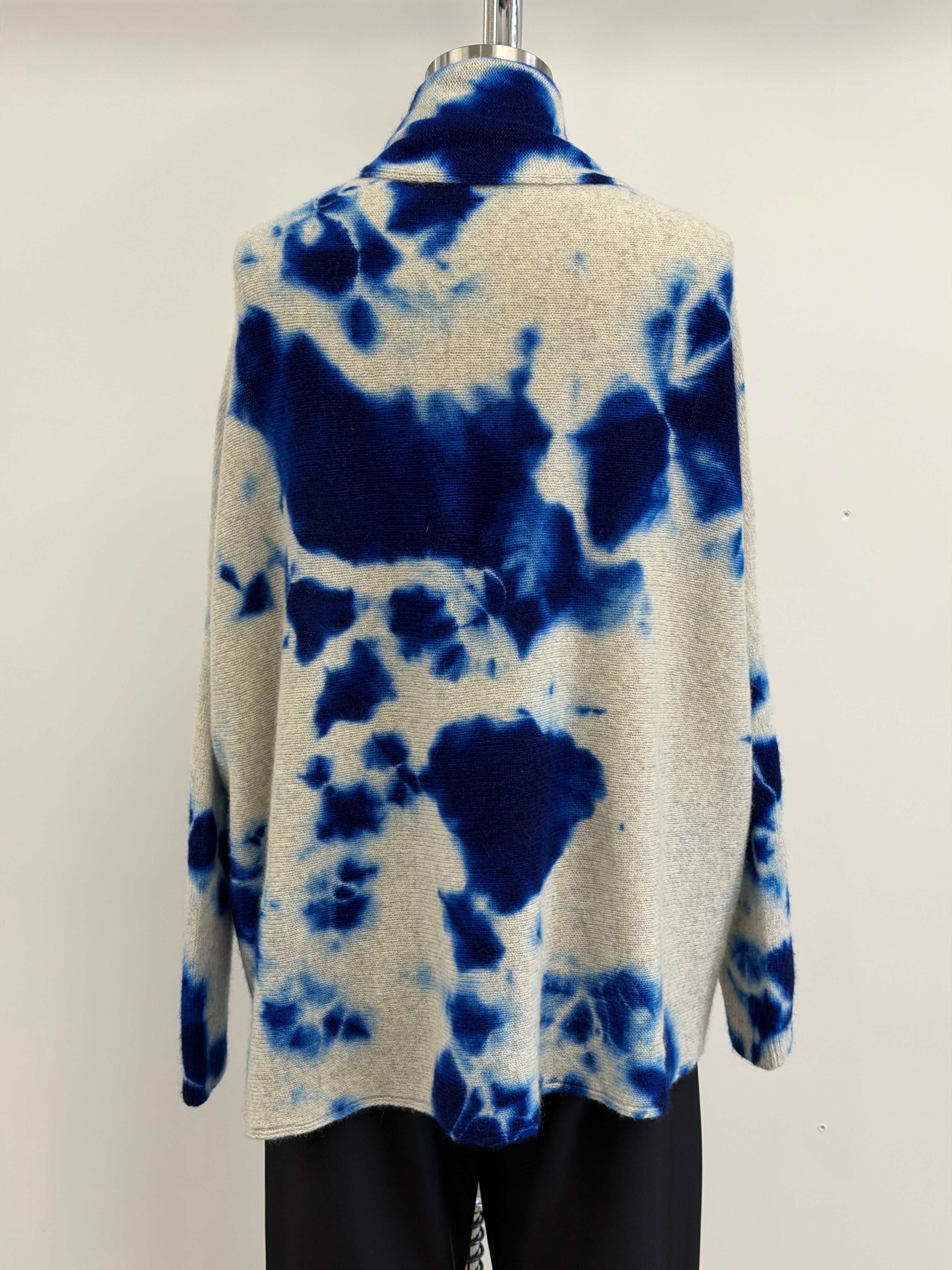 Suzusan Cashmere Seamless Short Cape Madara Shibori in Royal Blue/Light Gray
