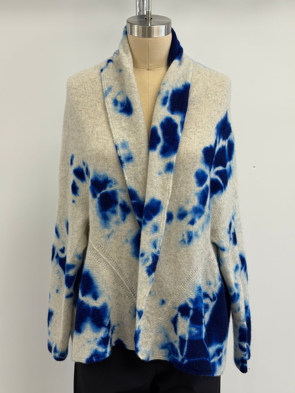 Suzusan Cashmere Seamless Short Cape Madara Shibori in Royal Blue/Light Gray