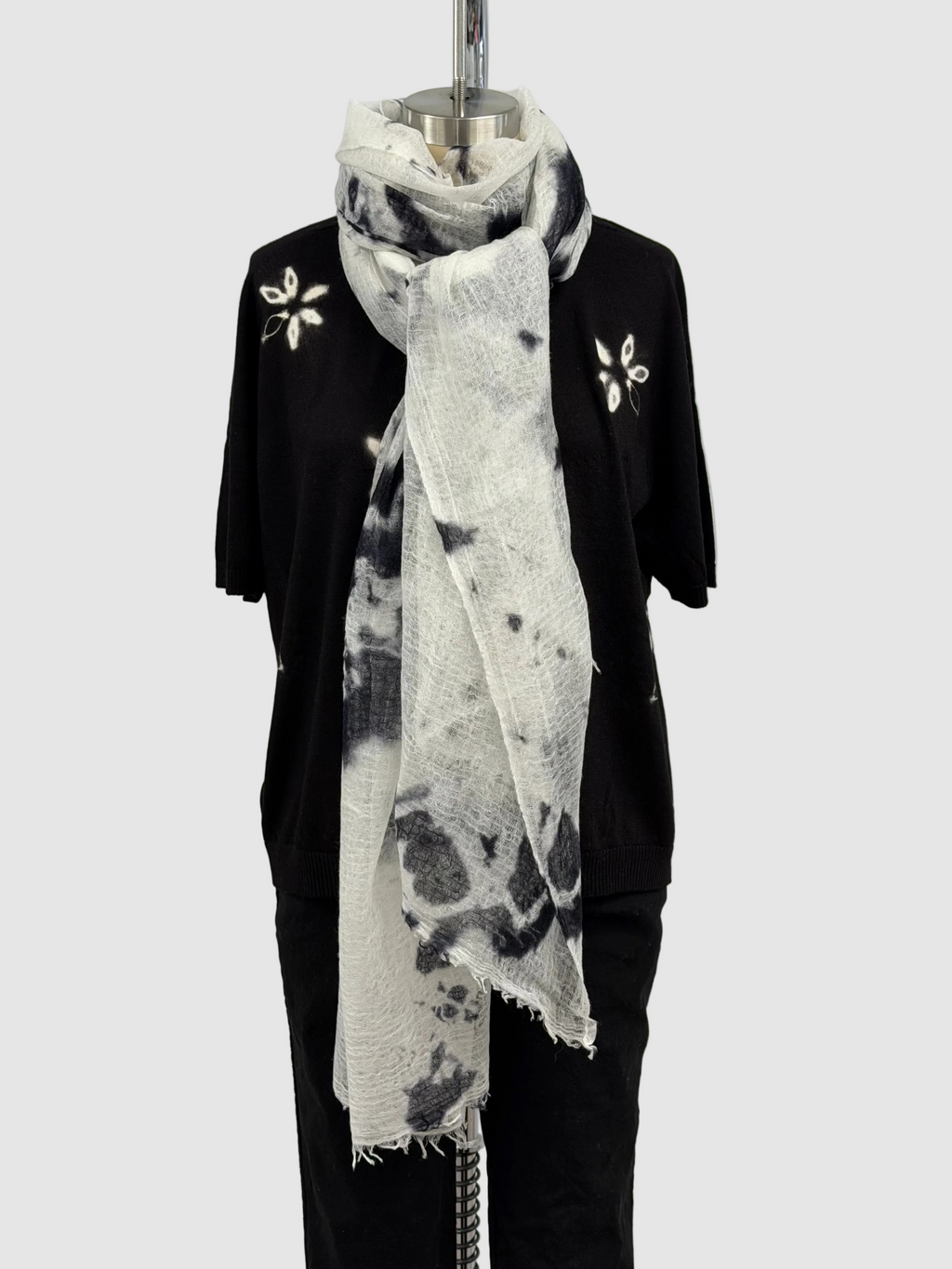 Suzusan Feather Weight Large Cashmere Shawl Black & White Madara Shibori