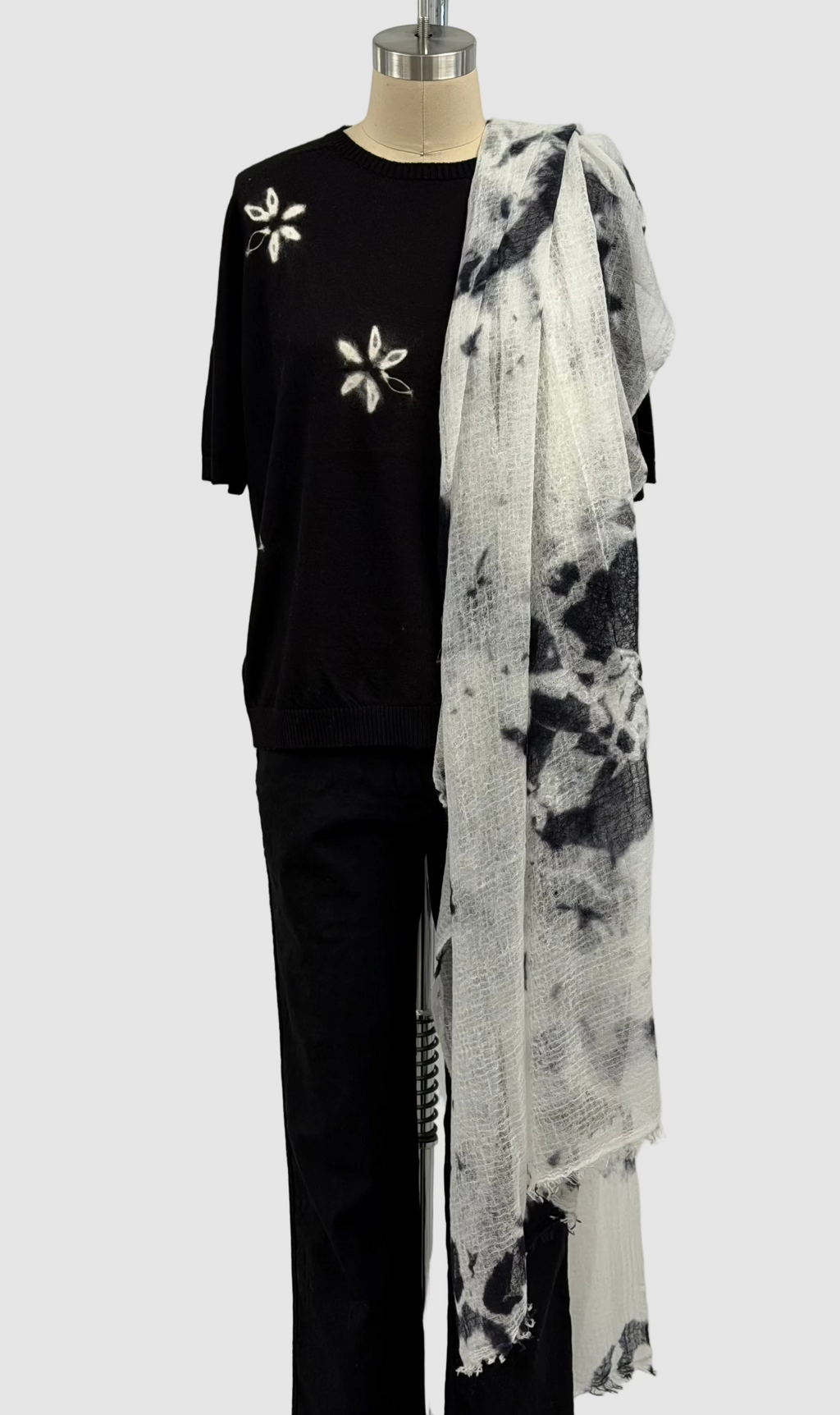 Suzusan Feather Weight Large Cashmere Shawl Black & White Madara Shibori