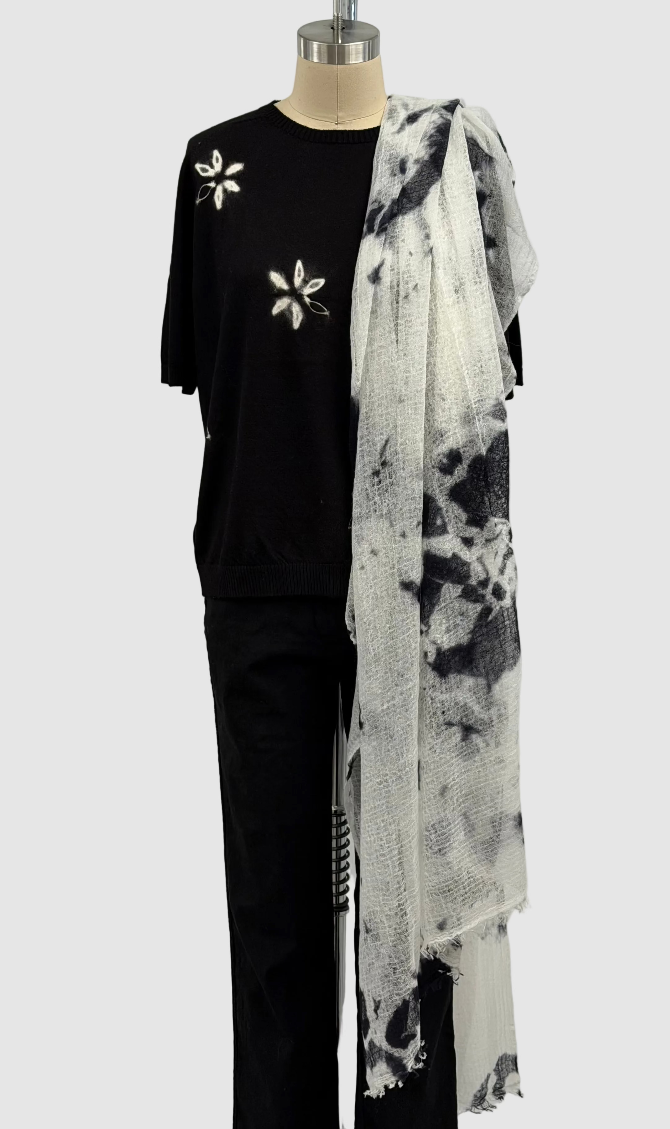 Suzusan Feather Weight Large Cashmere Shawl Black & White Madara Shibori