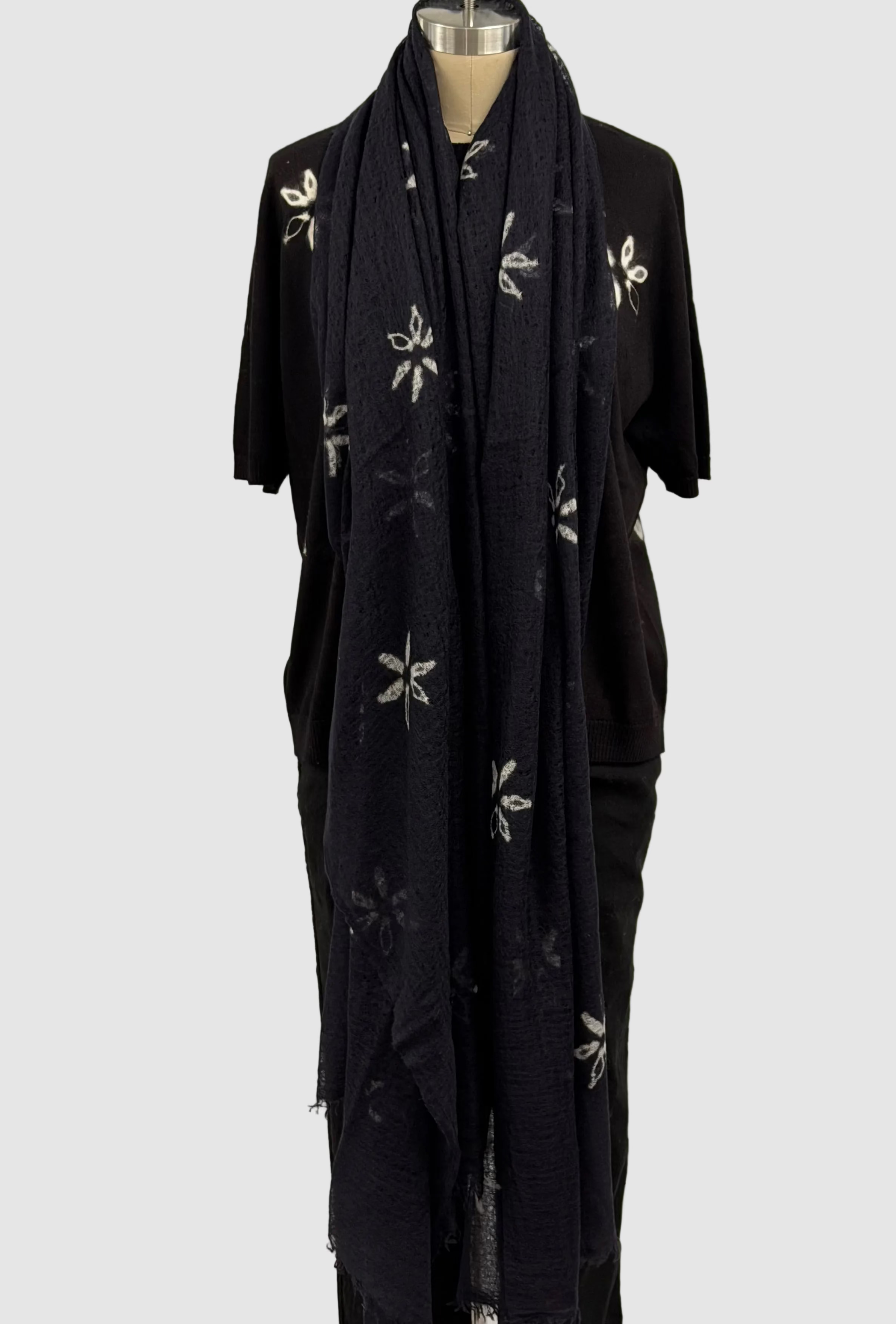 Suzusan Feather Weight Large Cashmere Shawl Black & White Kochou Shibori