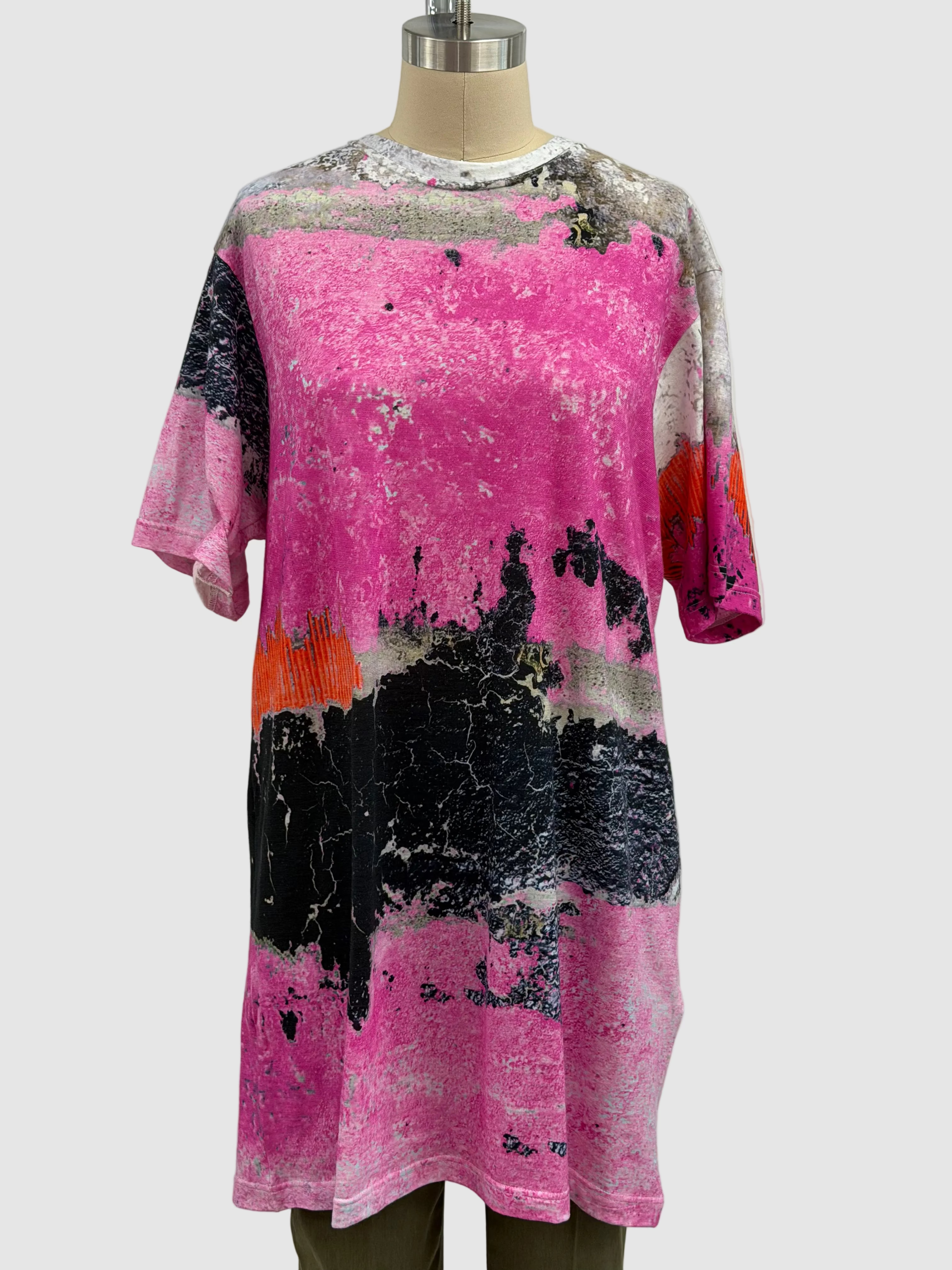 Printed Artworks Graffiti Tee in De Raini Pink
