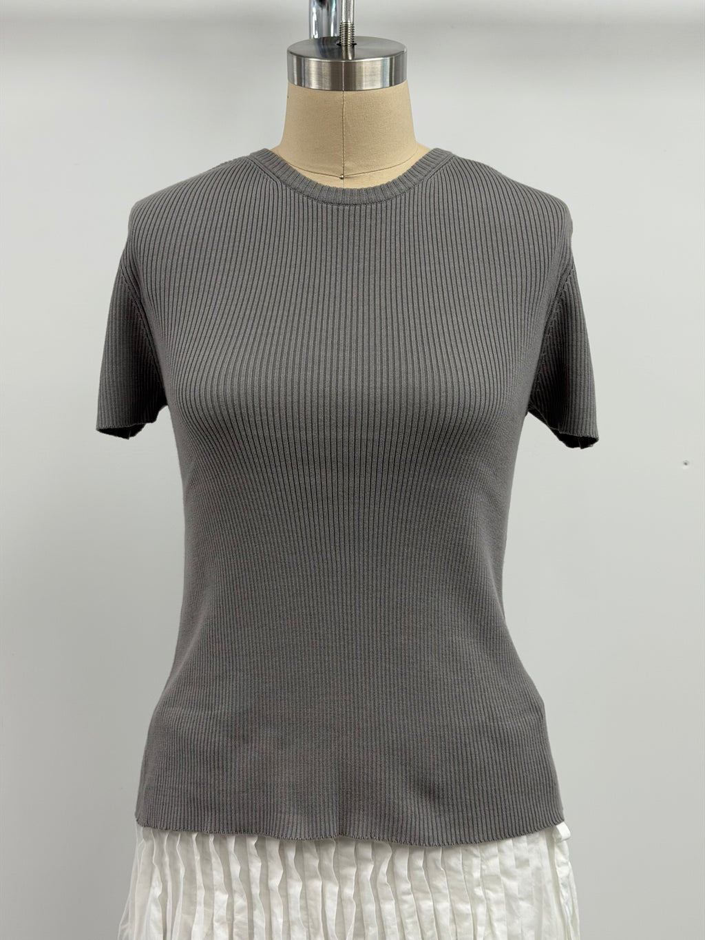 Lars Andersson Short Sleeve Organic Cotton Crew Neck Top in Cement