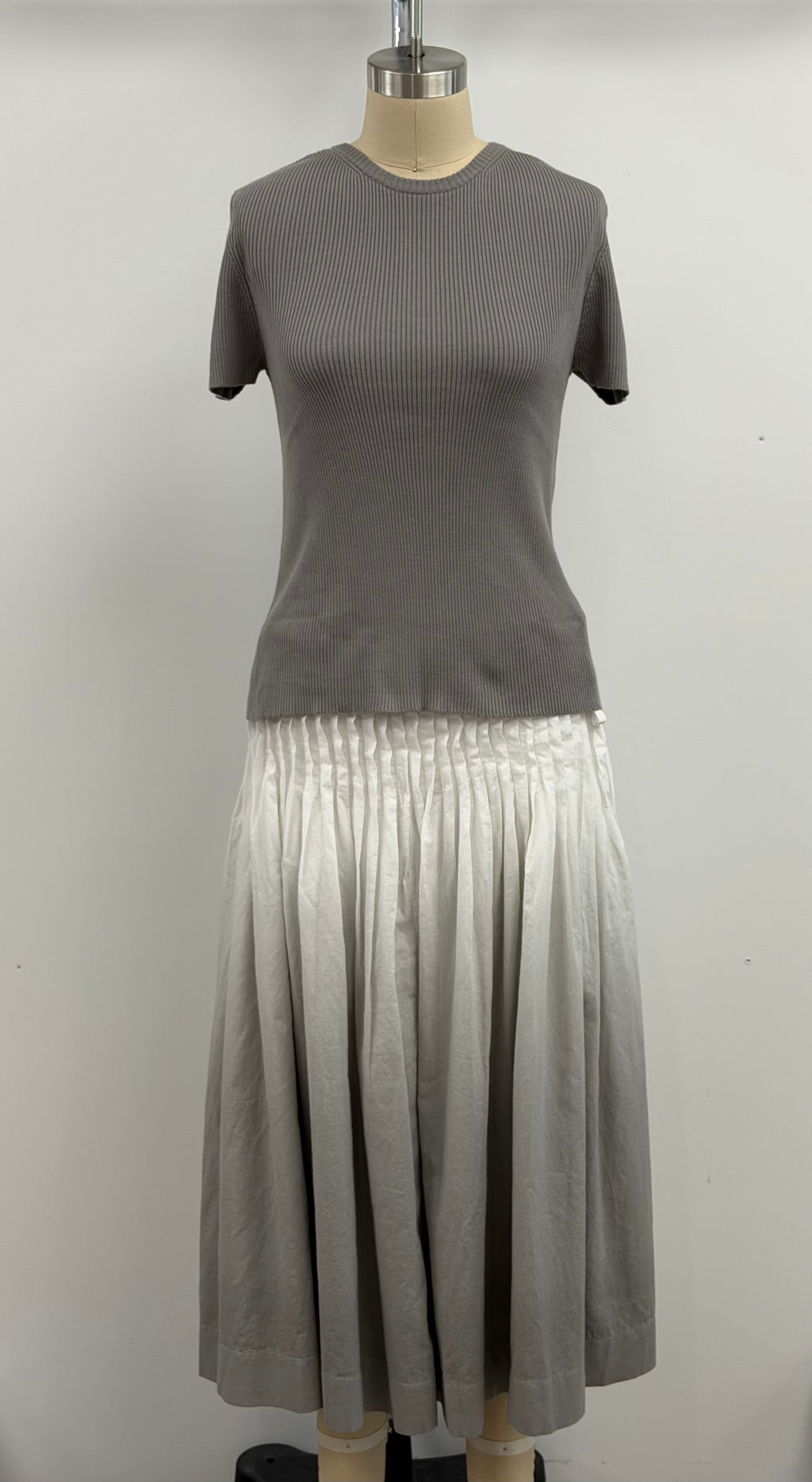 Lars Andersson Short Sleeve Organic Cotton Crew Neck Top in Cement