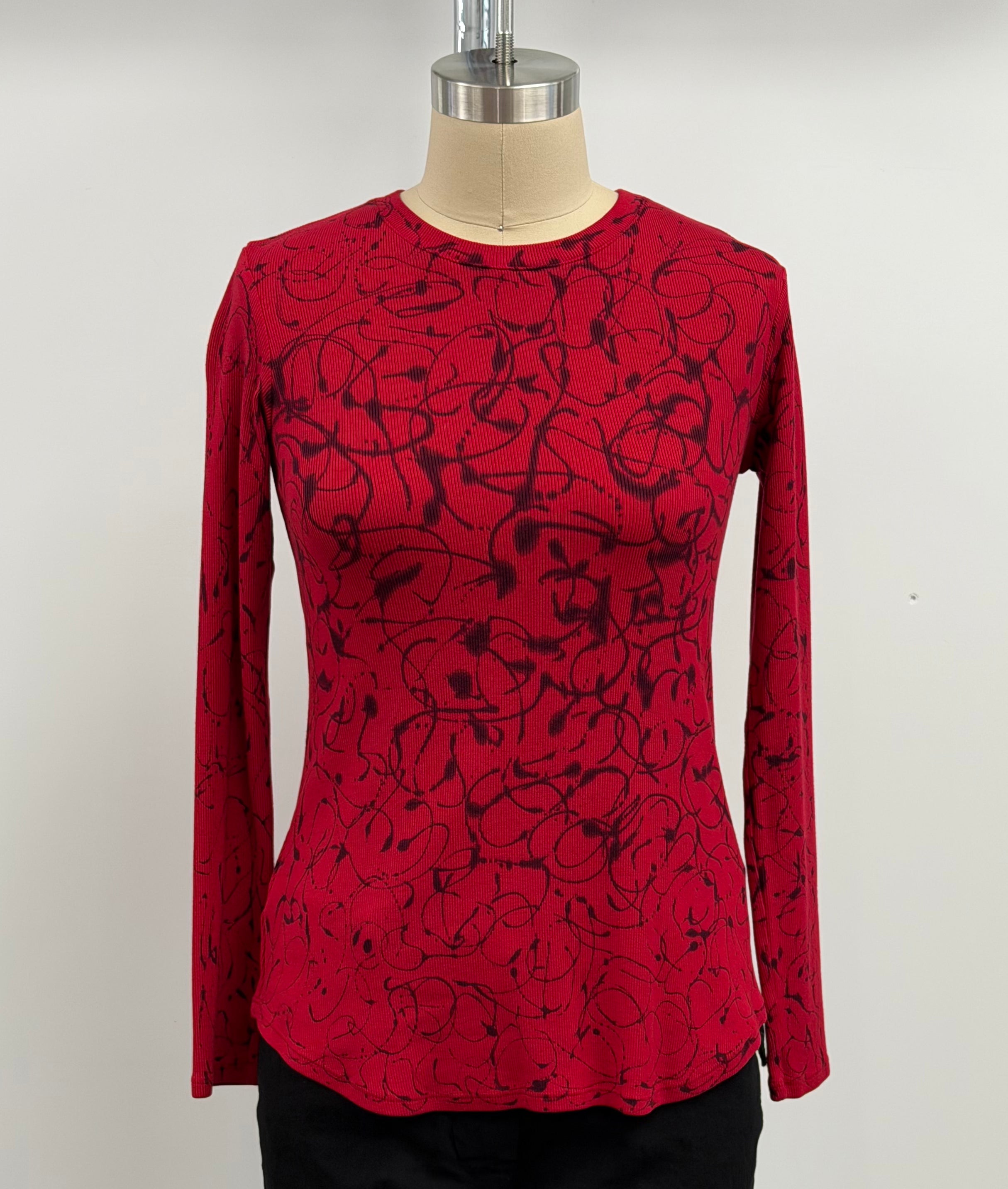 Annie Turbin Long Sleeve Crew Neck Ribbed Fitted Tee in Red/Black Swirl