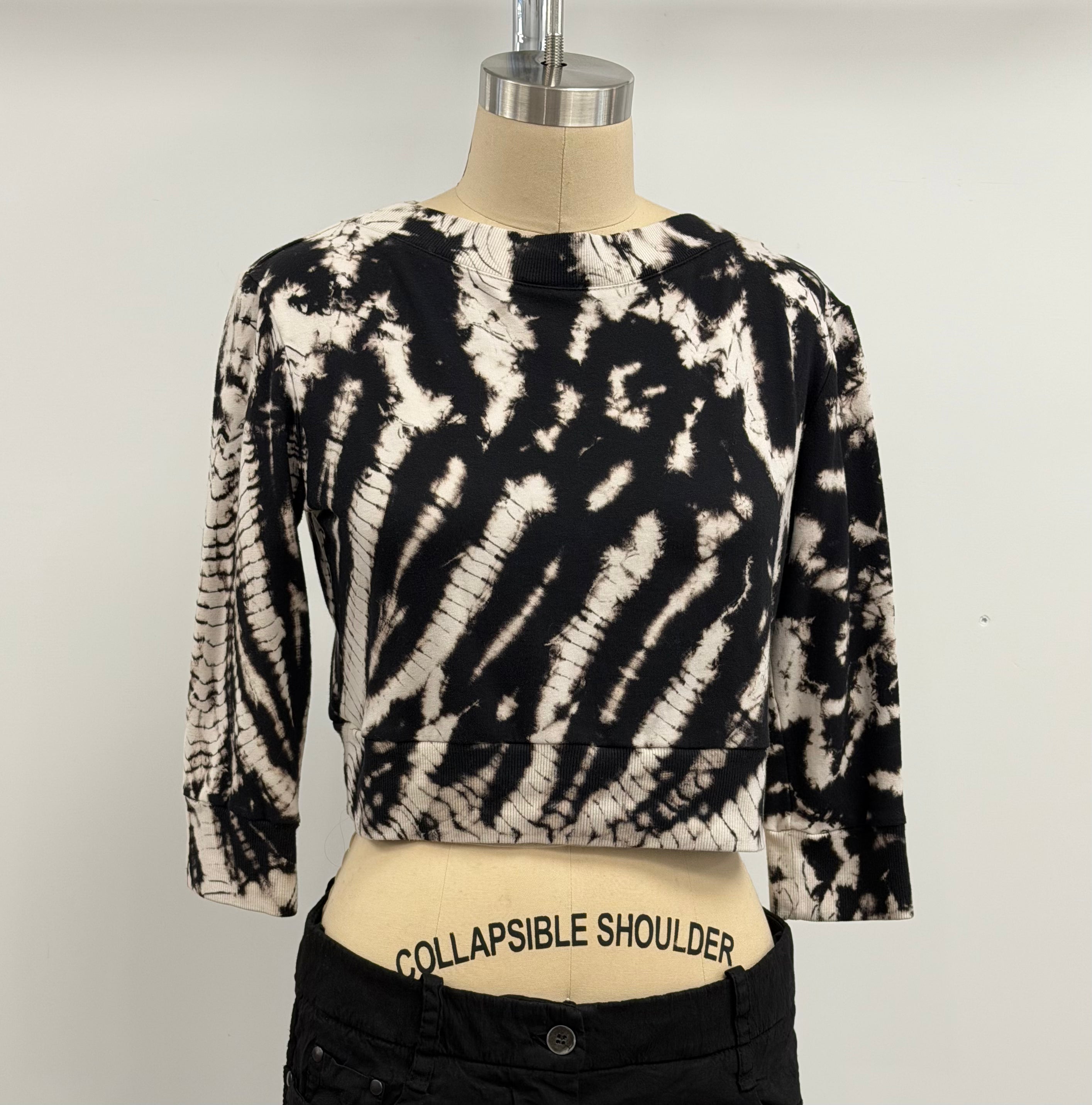 Annie Turbin Cropped 3/4 Sleeve Sweatshirt in Black/Cream Abstract Tie Dye