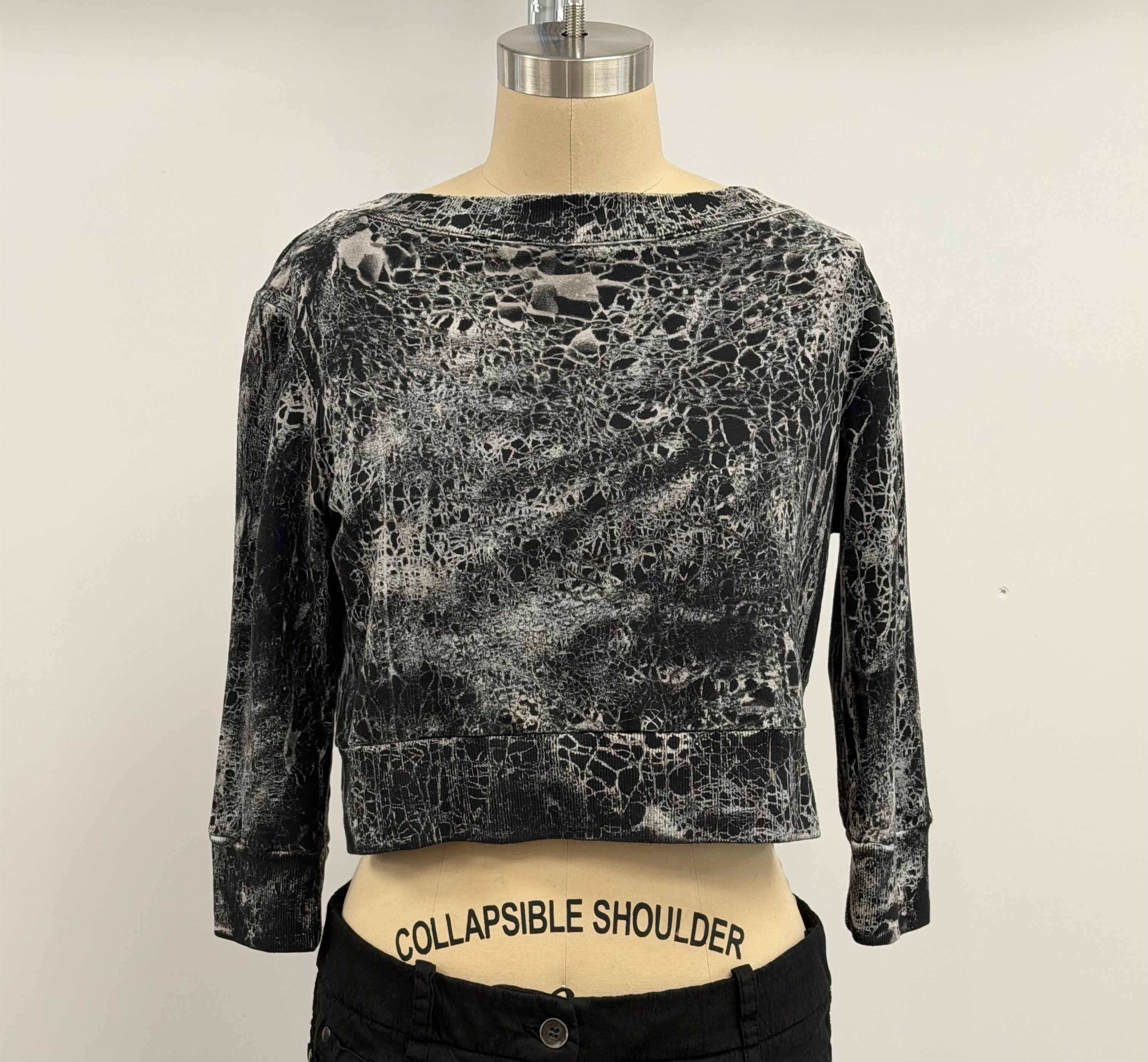 Annie Turbin Cropped 3/4 Sleeve Sweatshirt in Black Crackle