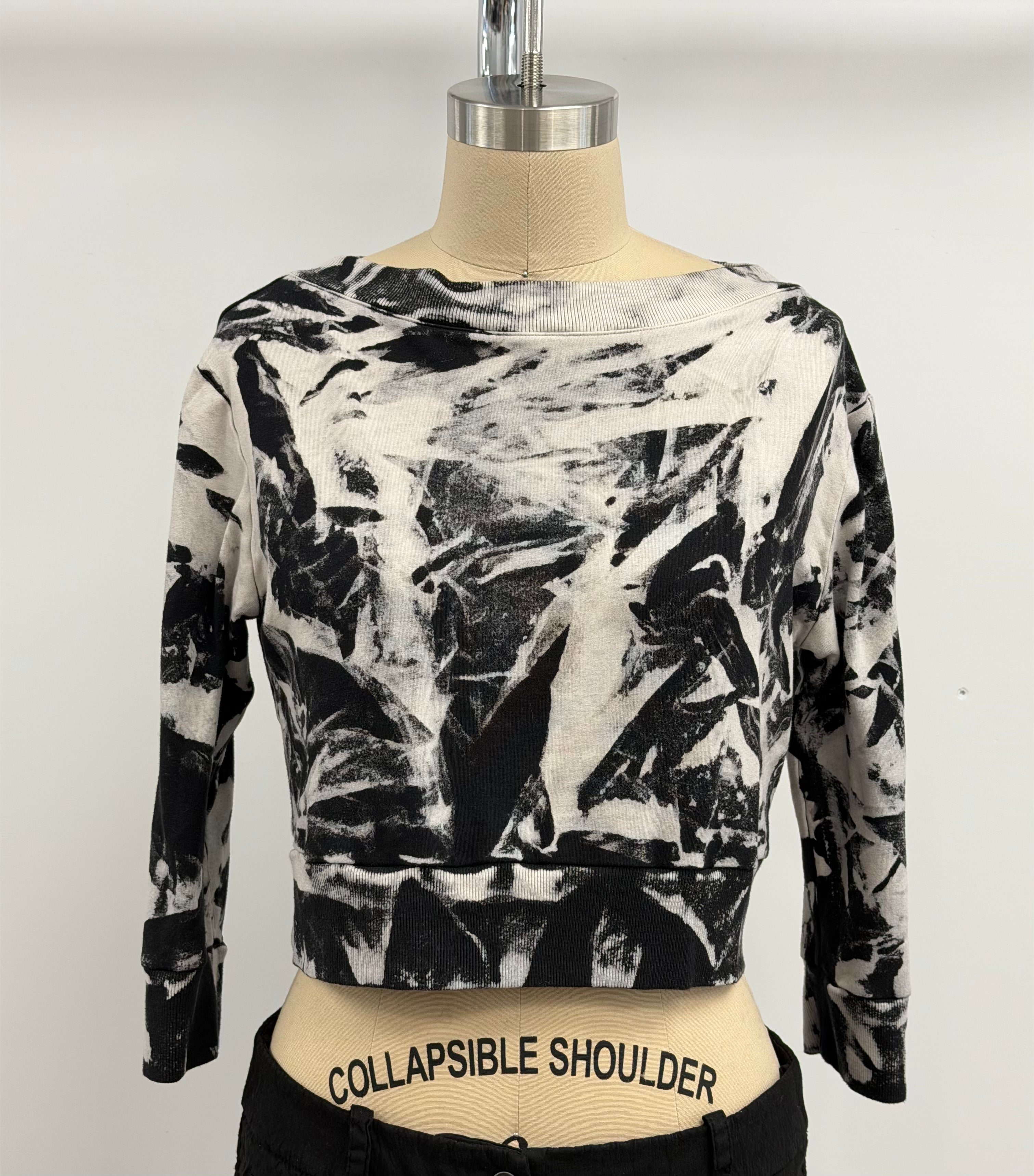 Annie Turbin Cropped 3/4 Sleeve Sweatshirt in Black Abstraction