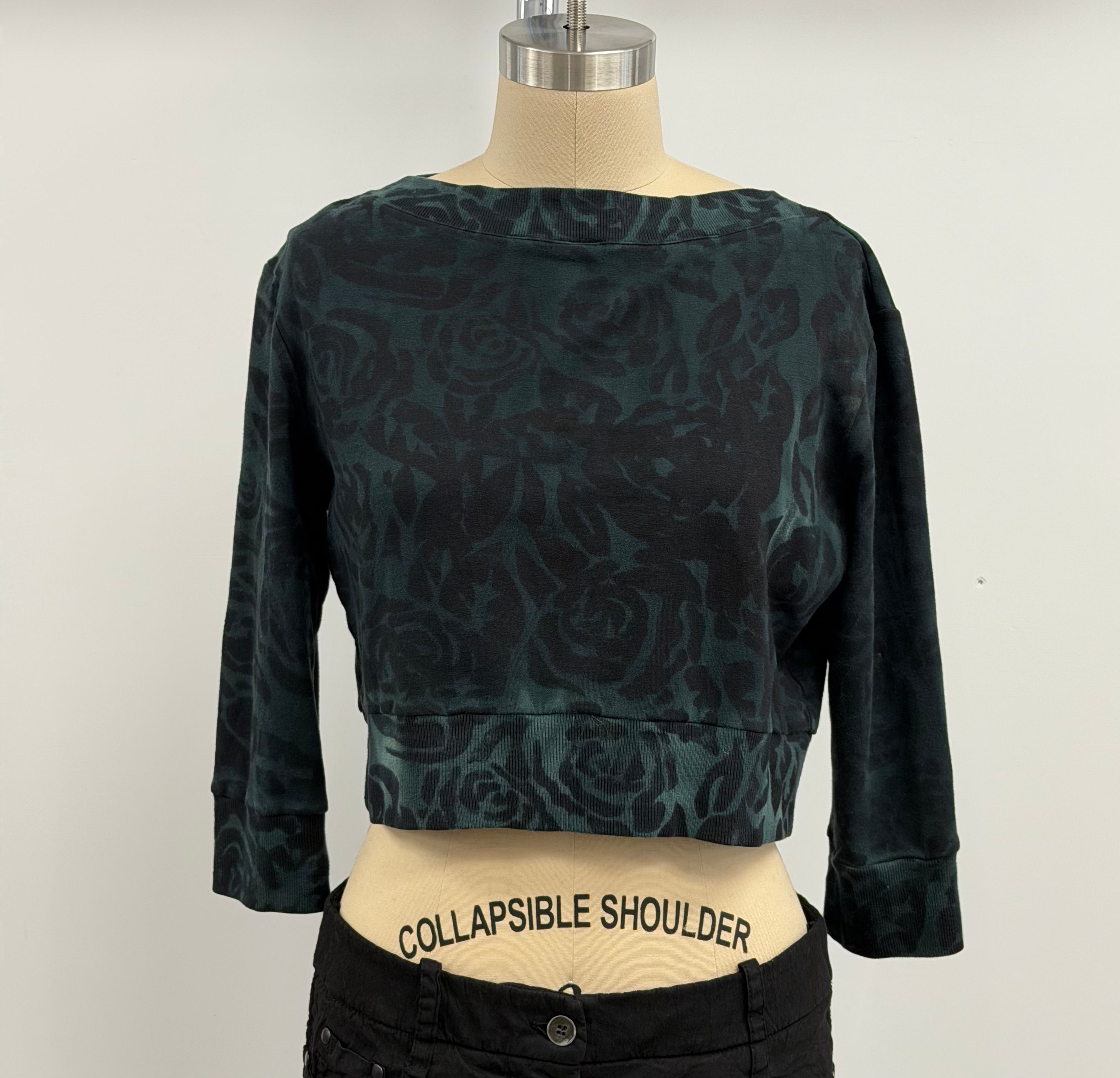 Annie Turbin Cropped 3/4 Sleeve Sweatshirt in Dark Green/Black Roses