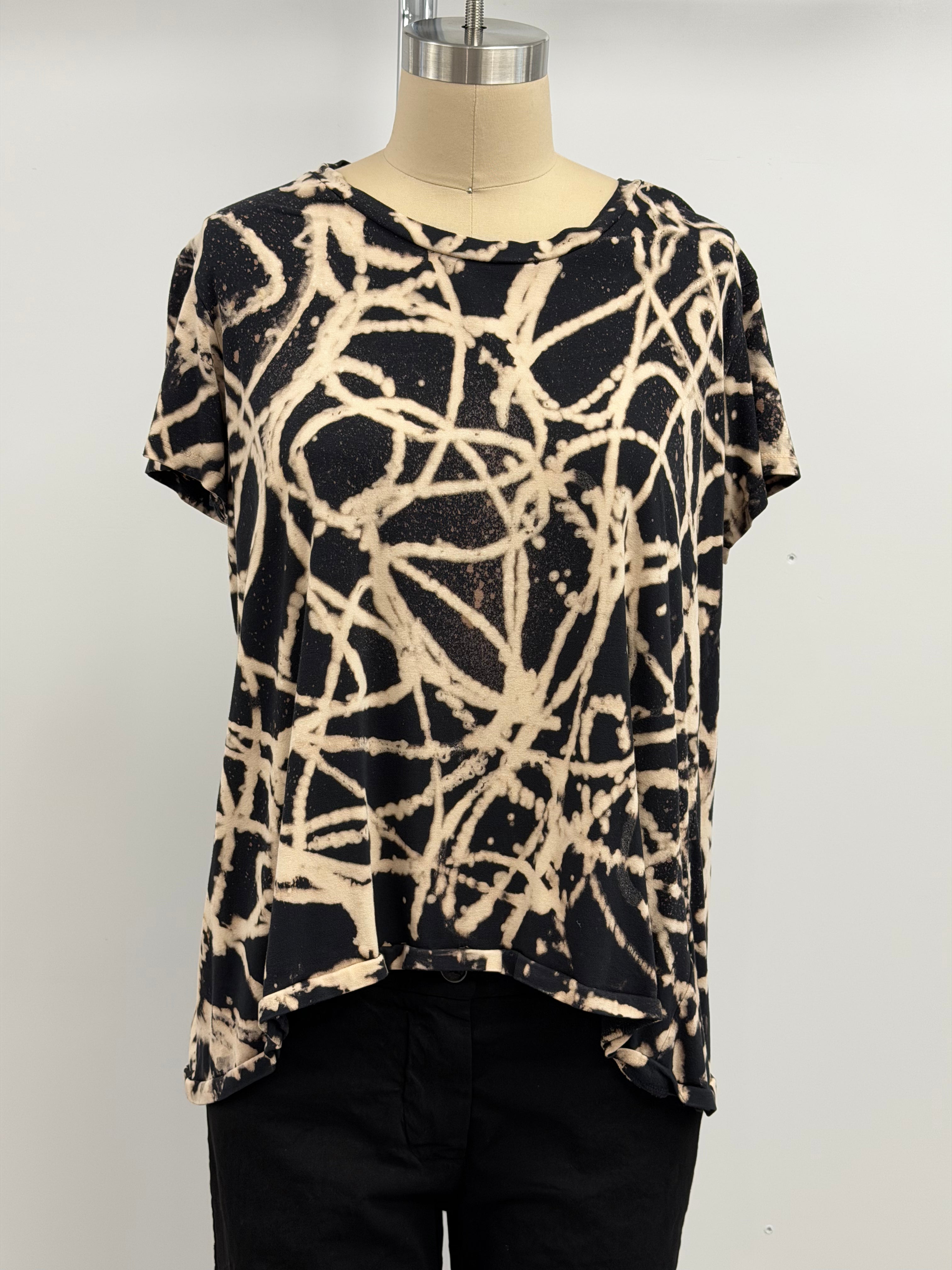 Annie Turbin Short Sleeve Scoop Neck Tee in Black/Cream Swirl