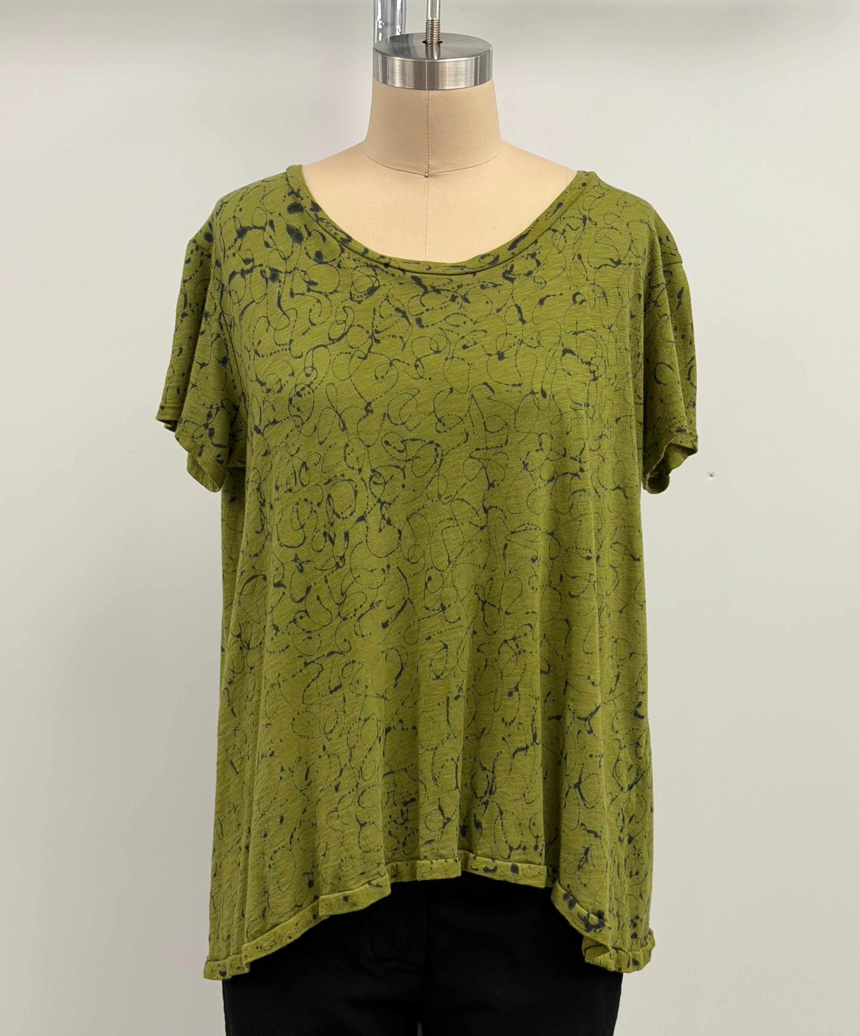 Annie Turbin Short Sleeve Scoop Neck Tee in Olive/Black Swirl