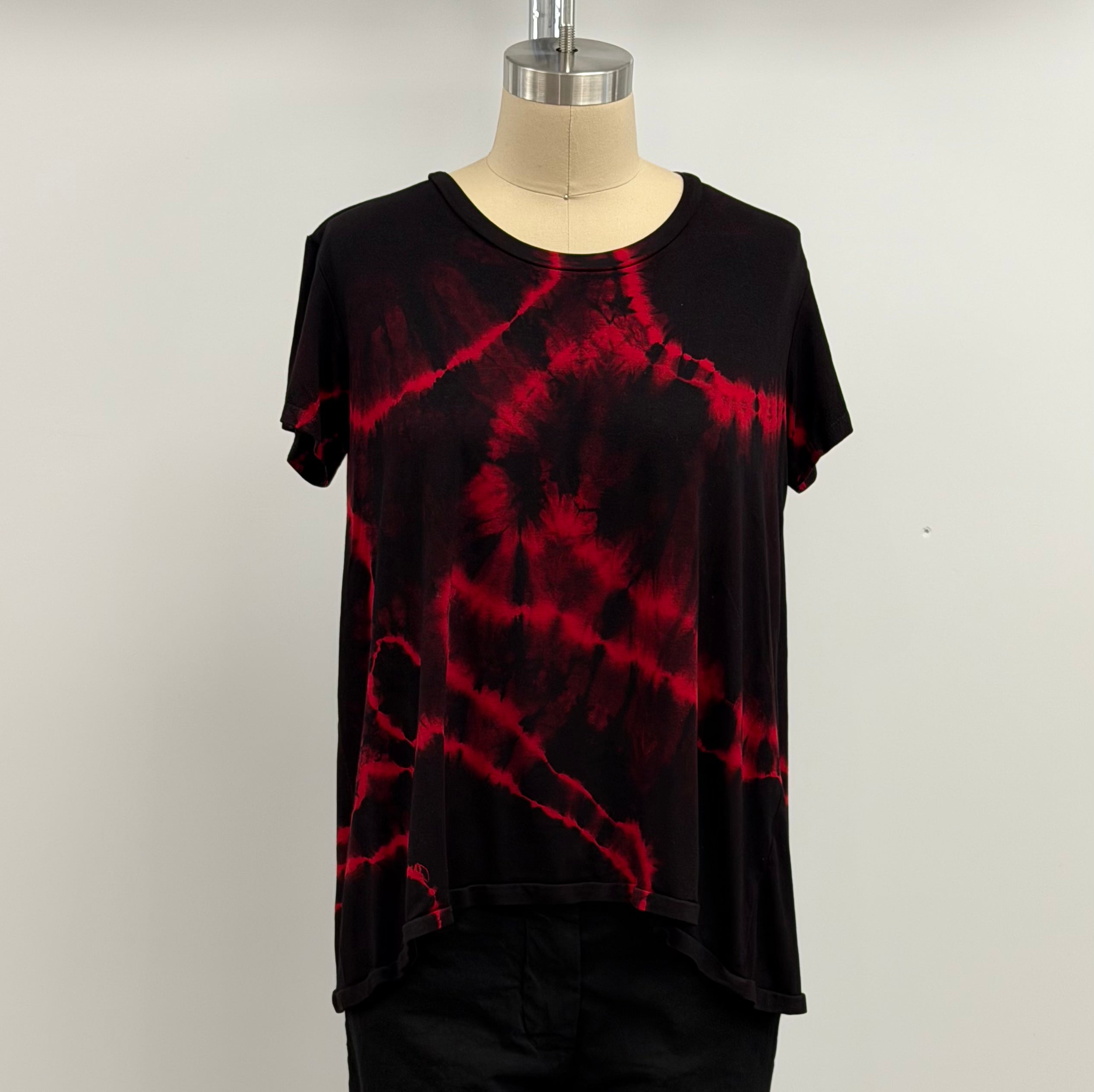 Annie Turbin Short Sleeve Scoop Neck Tee in Red/Black Tie Dye