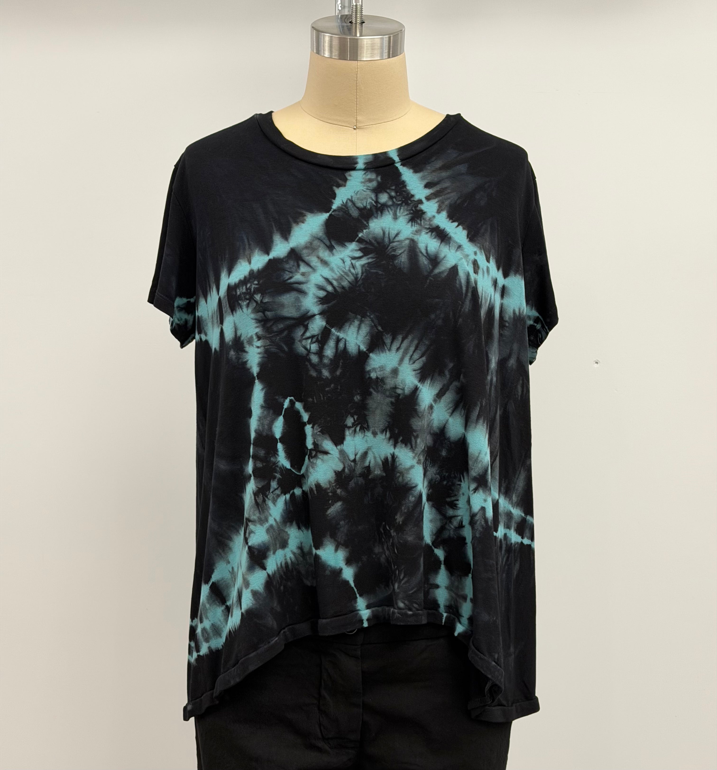 Annie Turbin Short Sleeve Scoop Neck Tee in Turquoise/Black Tie Dye