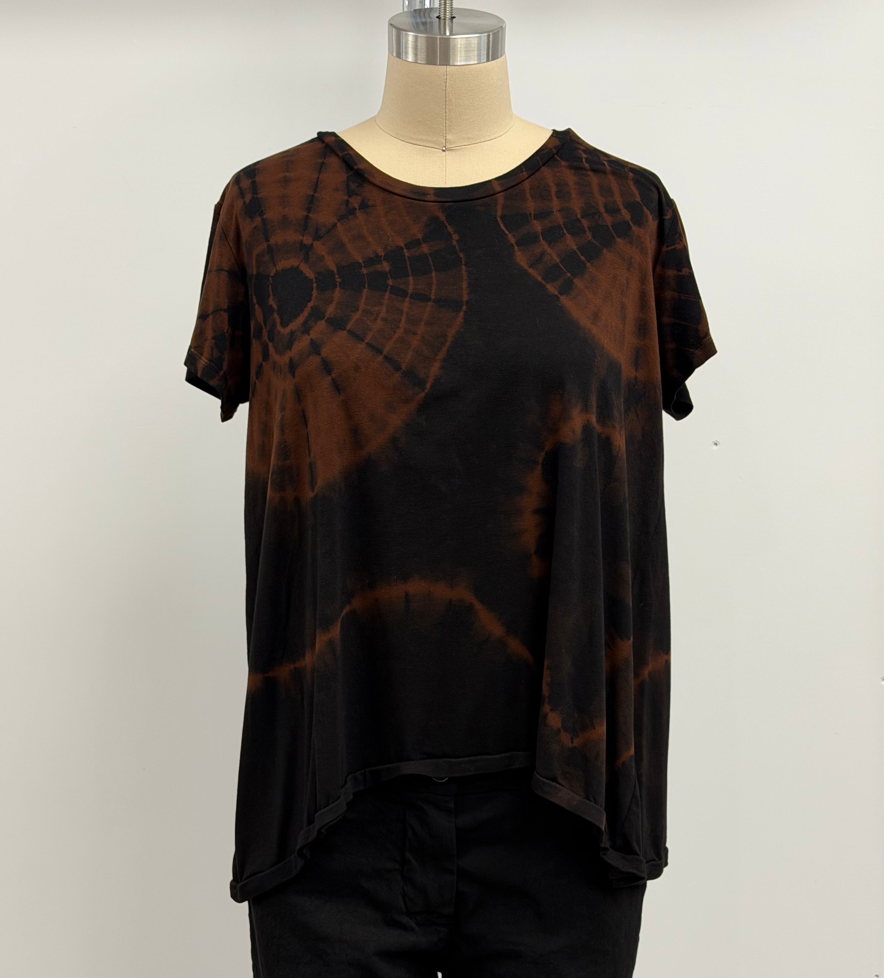 Annie Turbin Short Sleeve Scoop Neck Tee in Brown/Black Tie Dye