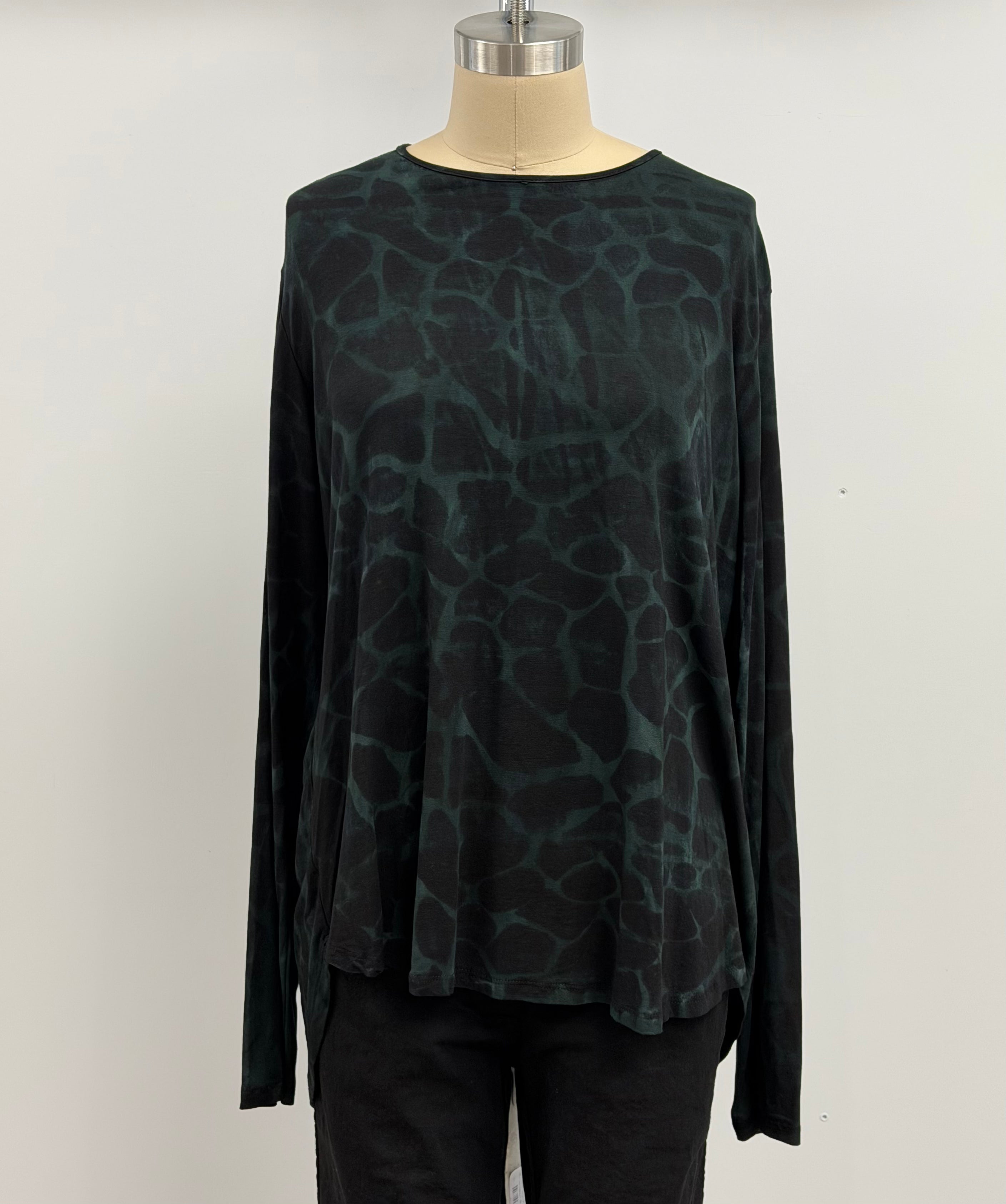 Annie Turbin High-Low Long Sleeve Top in Green/Black Giraffe