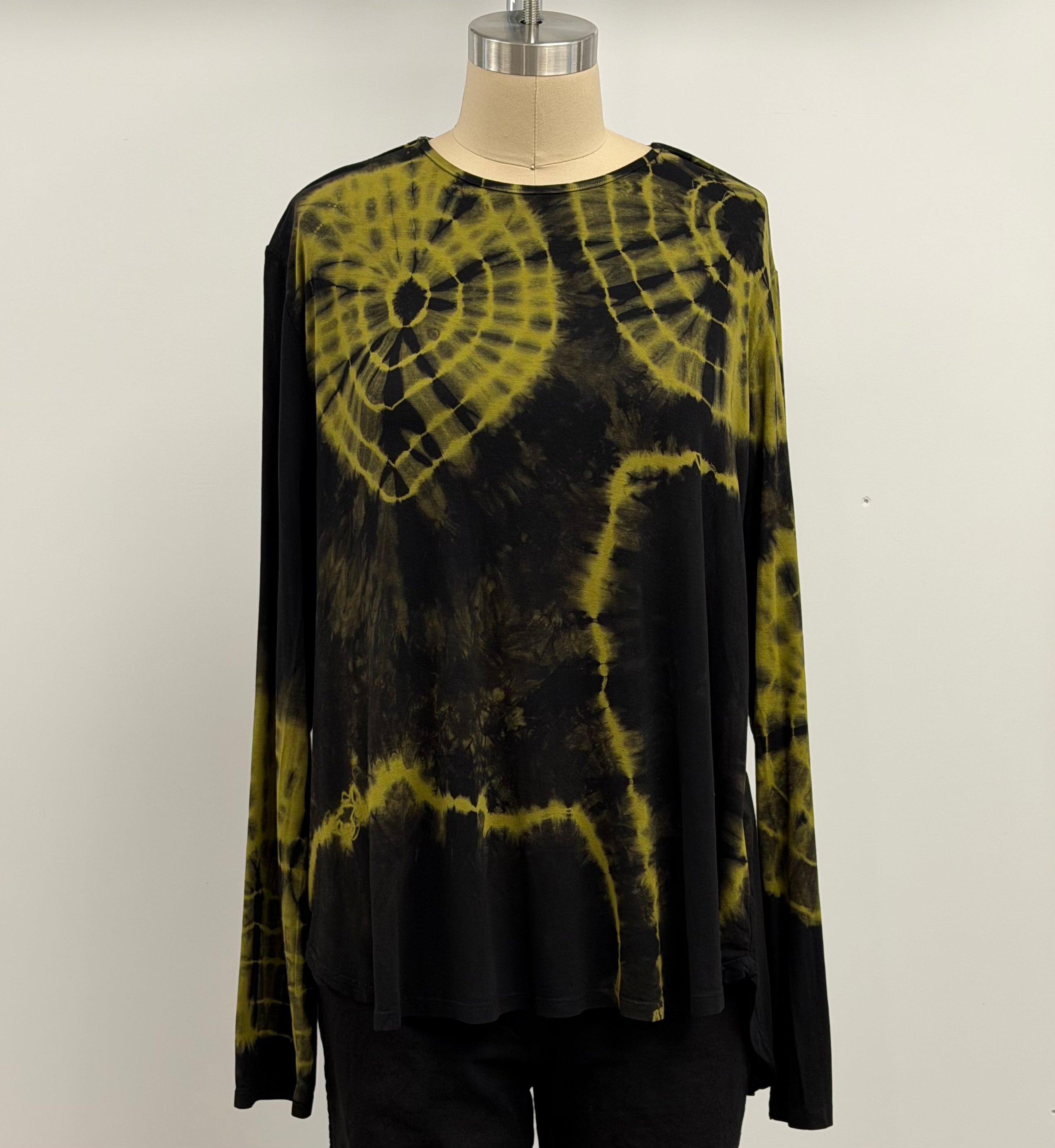 Annie Turbin High-Low Long Sleeve Top in Olive/Black Tie Dye