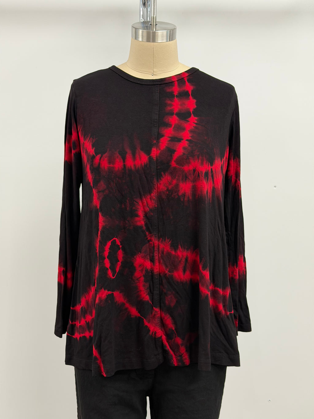 Annie Turbin Center Seam Long Sleeve Tee in Black/Red Meteor