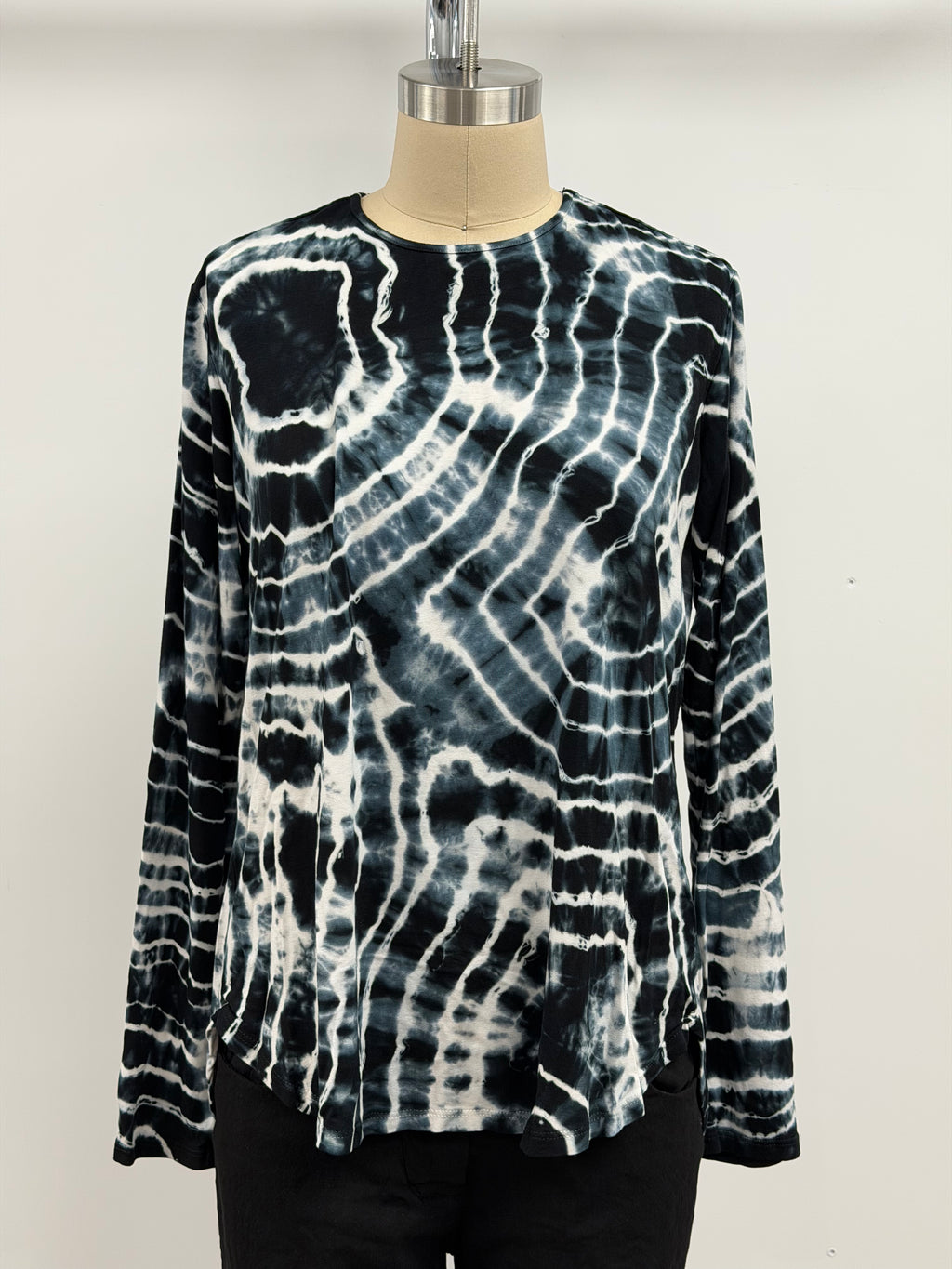 Annie Turbin High-Low Long Sleeve Top in Black and White Infinite Meteor Shower
