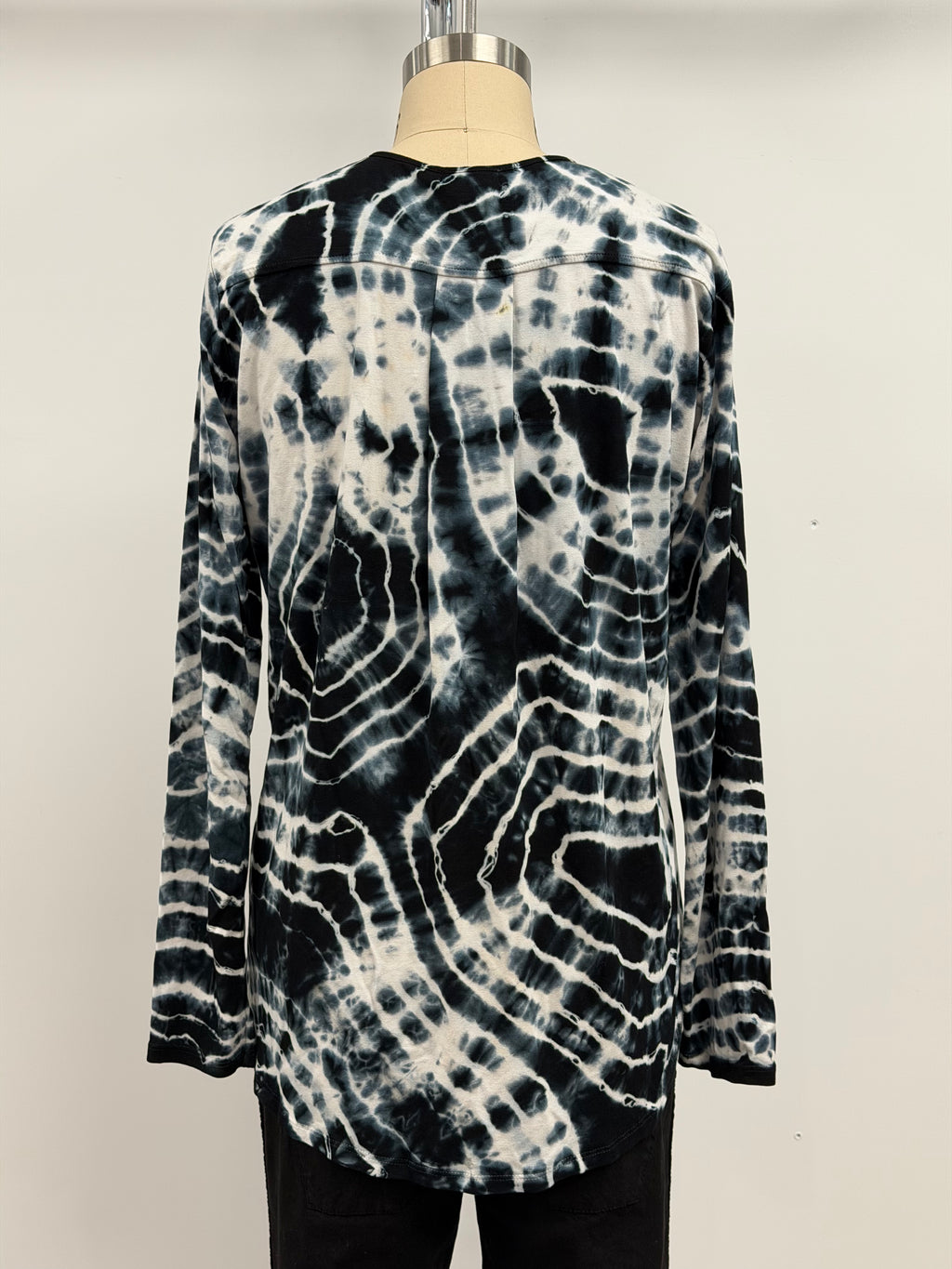 Annie Turbin High-Low Long Sleeve Top in Black and White Infinite Meteor Shower
