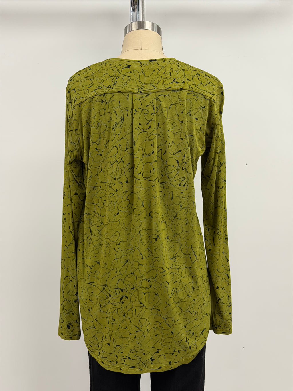 Annie Turbin High-Low Long Sleeve Top in Olive with Black Squiggles