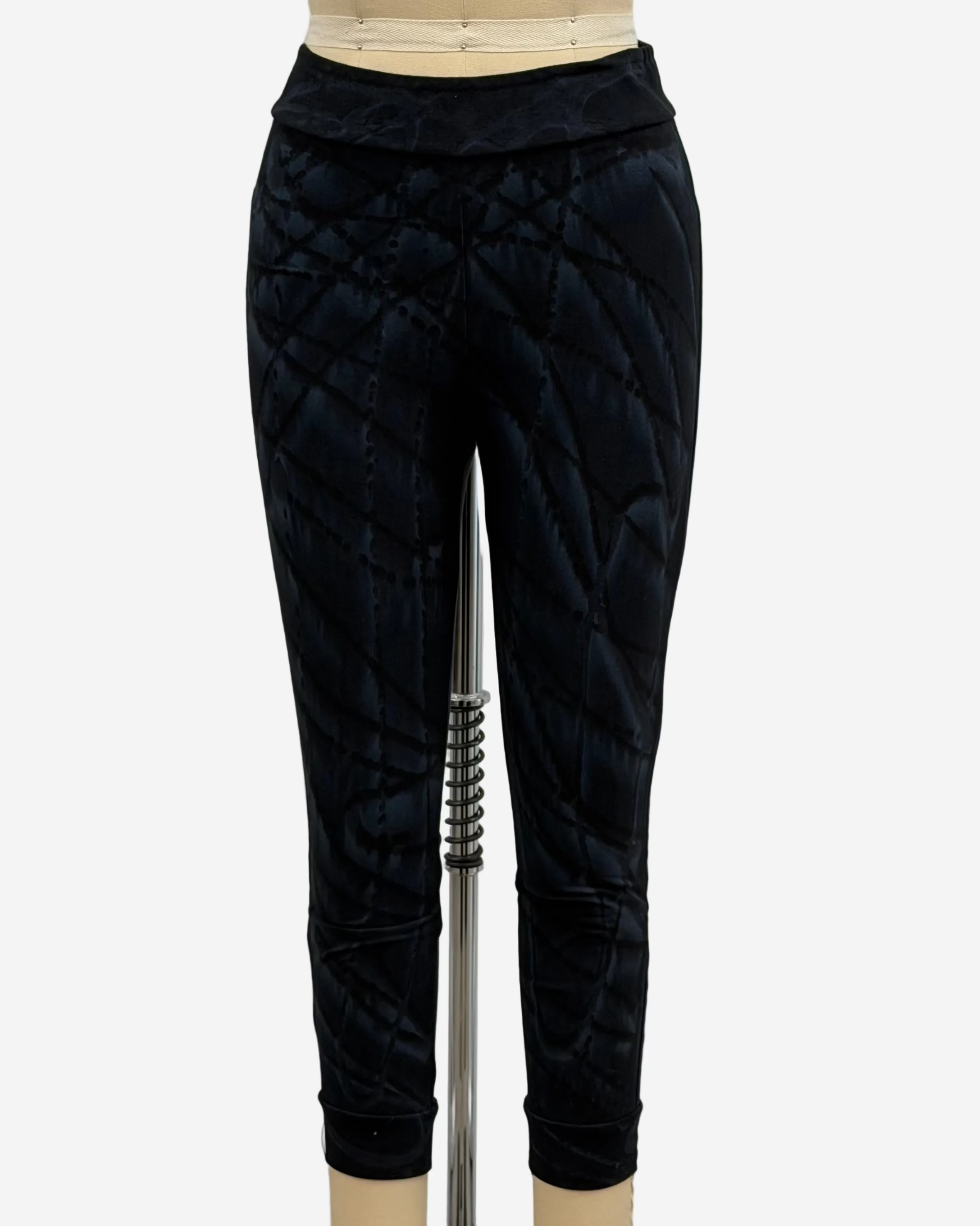 Annie Turbin Cropped Leggings in Blue/Black Swirl