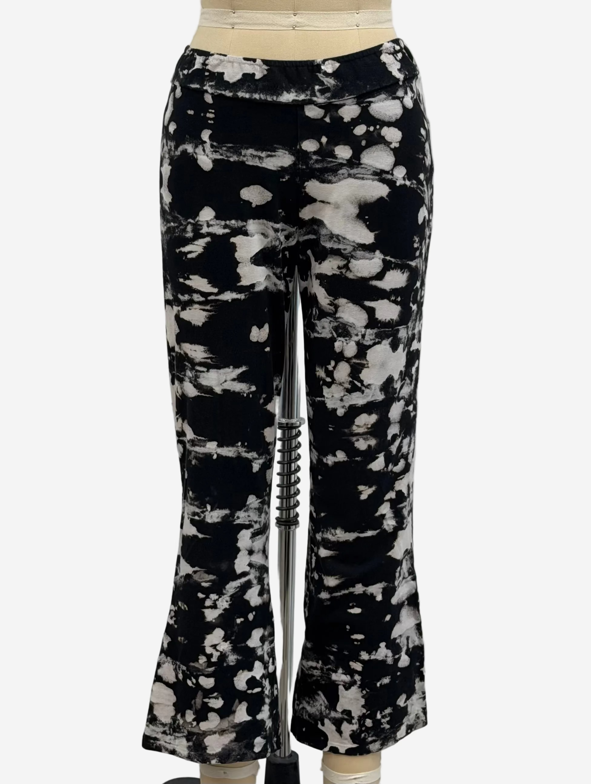 Annie Turbin Cropped Flare Pant in Black/Cream Abstraction