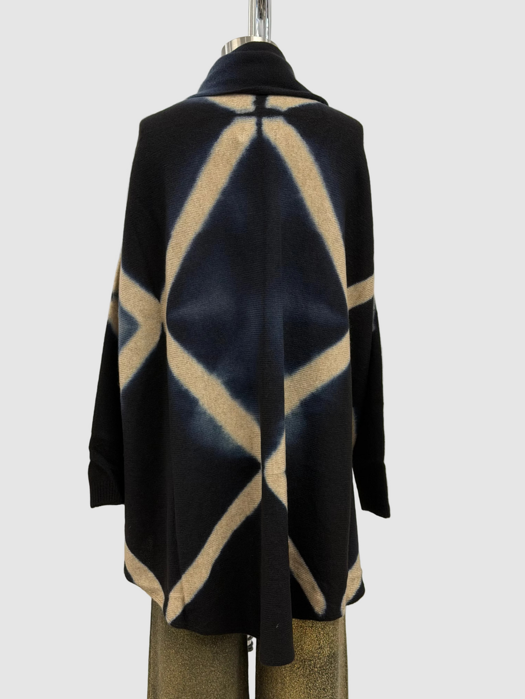 Suzusan Cashmere Seamless Upside-Down Cape in Itajime Shibori X Black/Sand