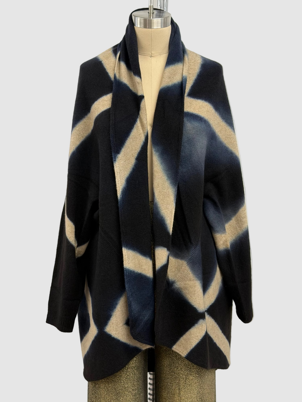 Suzusan Cashmere Seamless Upside-Down Cape in Itajime Shibori X Black/Sand