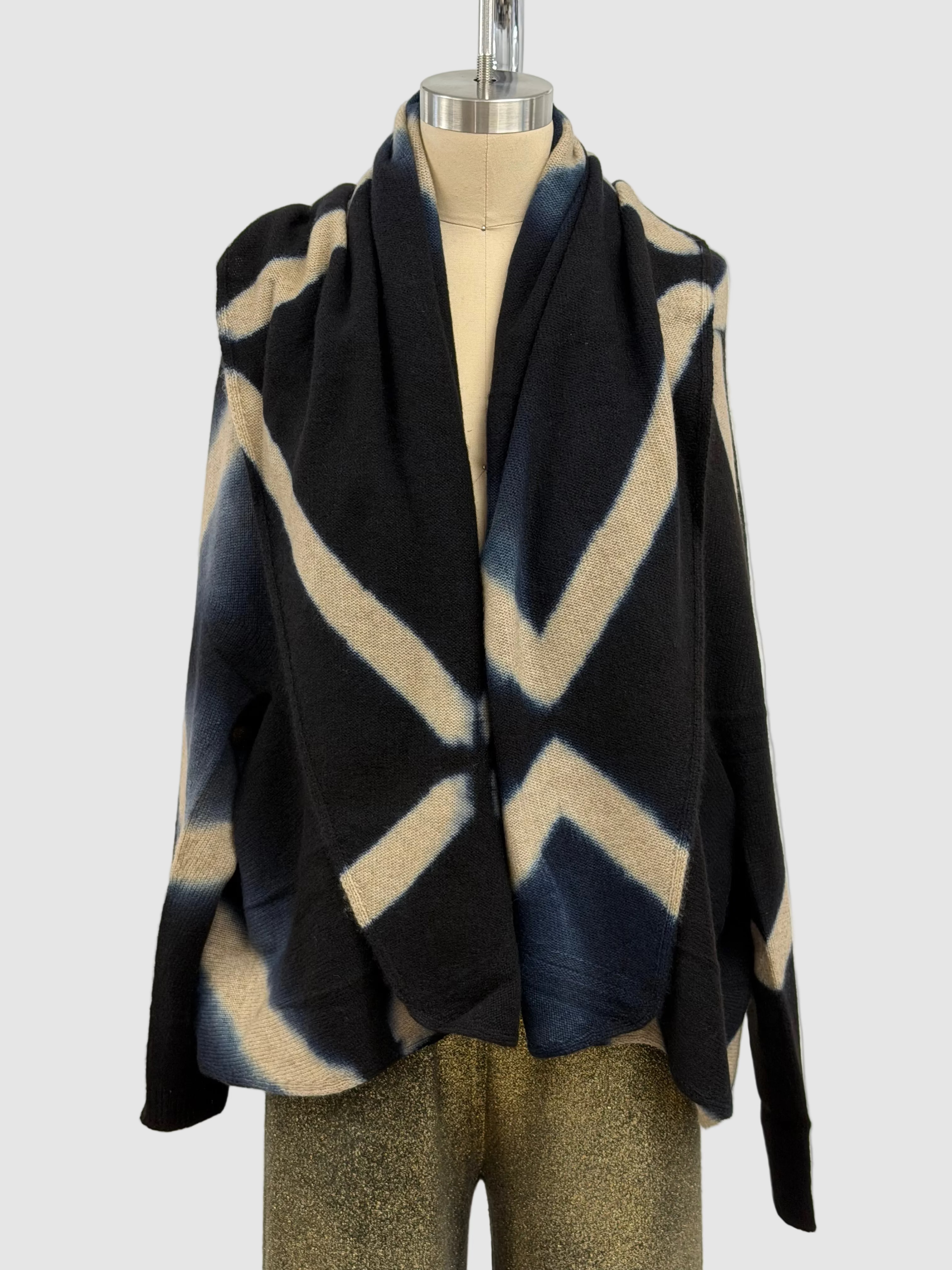 Suzusan Cashmere Seamless Upside-Down Cape in Itajime Shibori X Black/Sand