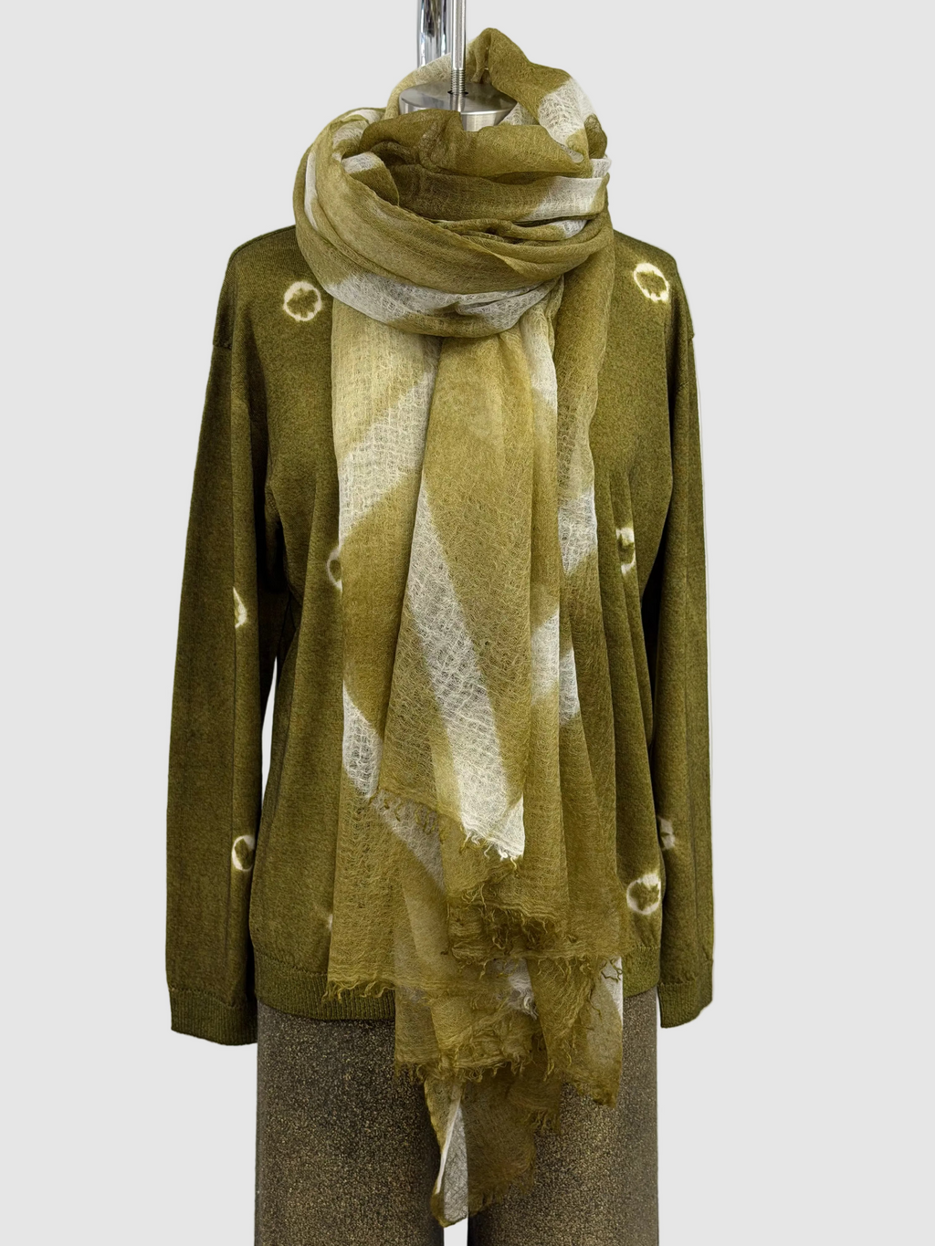Suzusan Washable Merino Wool Crewneck Pullover Makiage Shibori Nemaki in Olive/ White