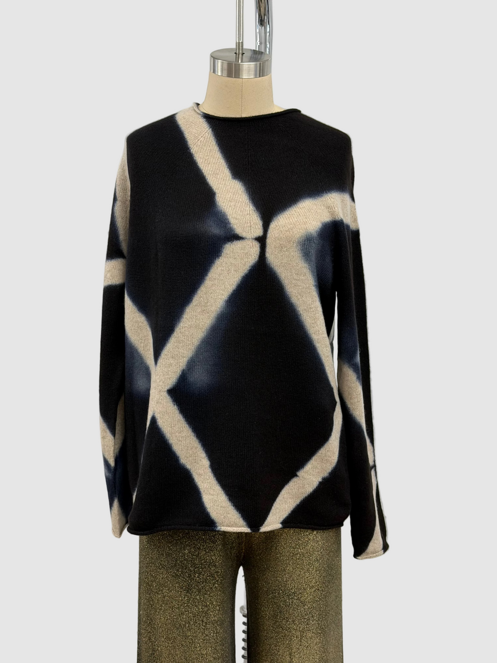 Suzusan Cashmere Seamless Long Pullover in Itajime Shibori X Black/Sand