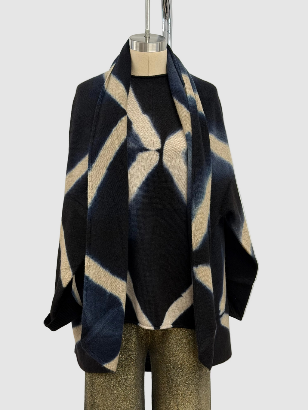 Suzusan Cashmere Seamless Upside-Down Cape in Itajime Shibori X Black/Sand