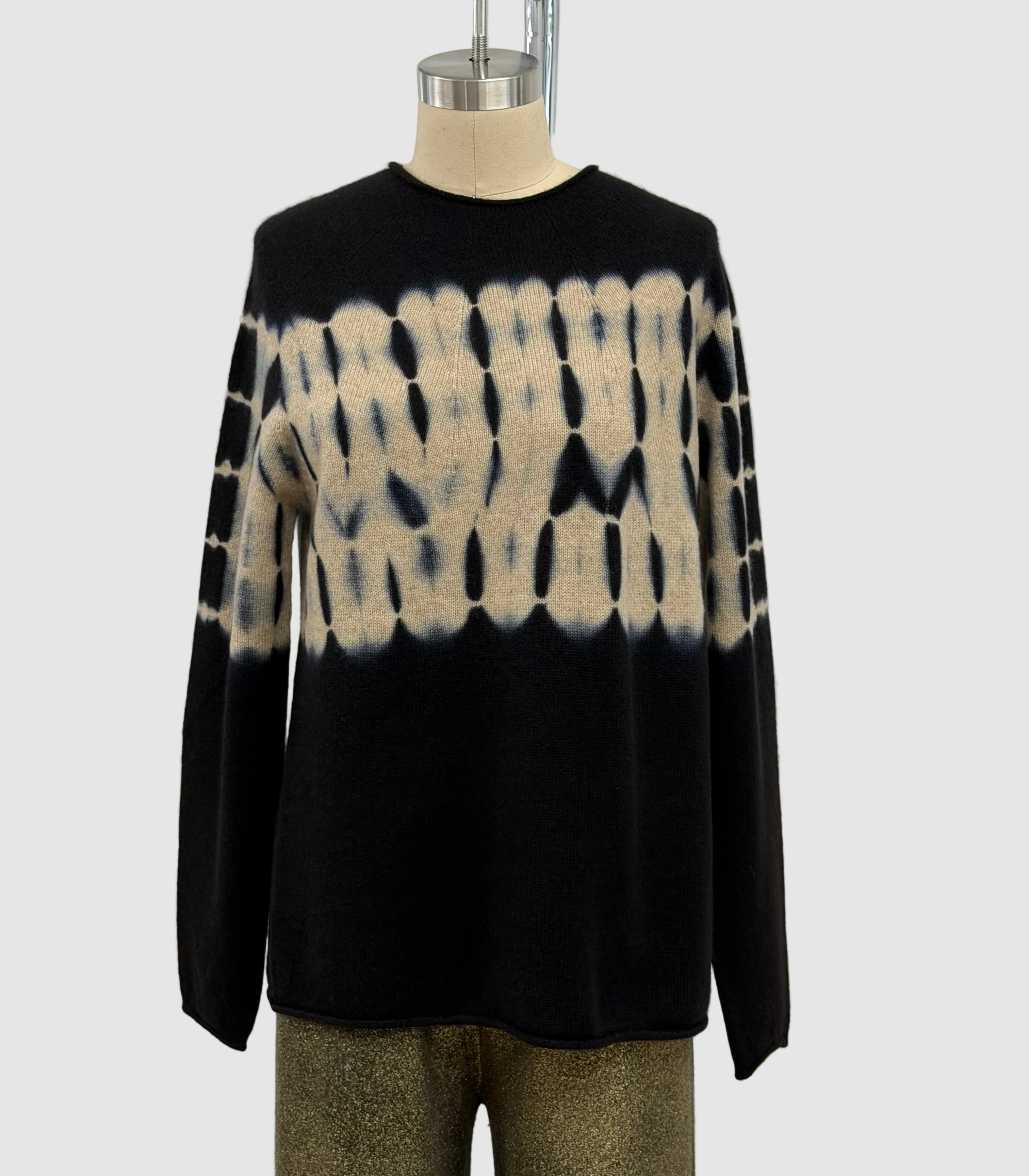 Suzusa Cashmere Seamless Long Pullover Nuisuji Shibori River in Black Sand