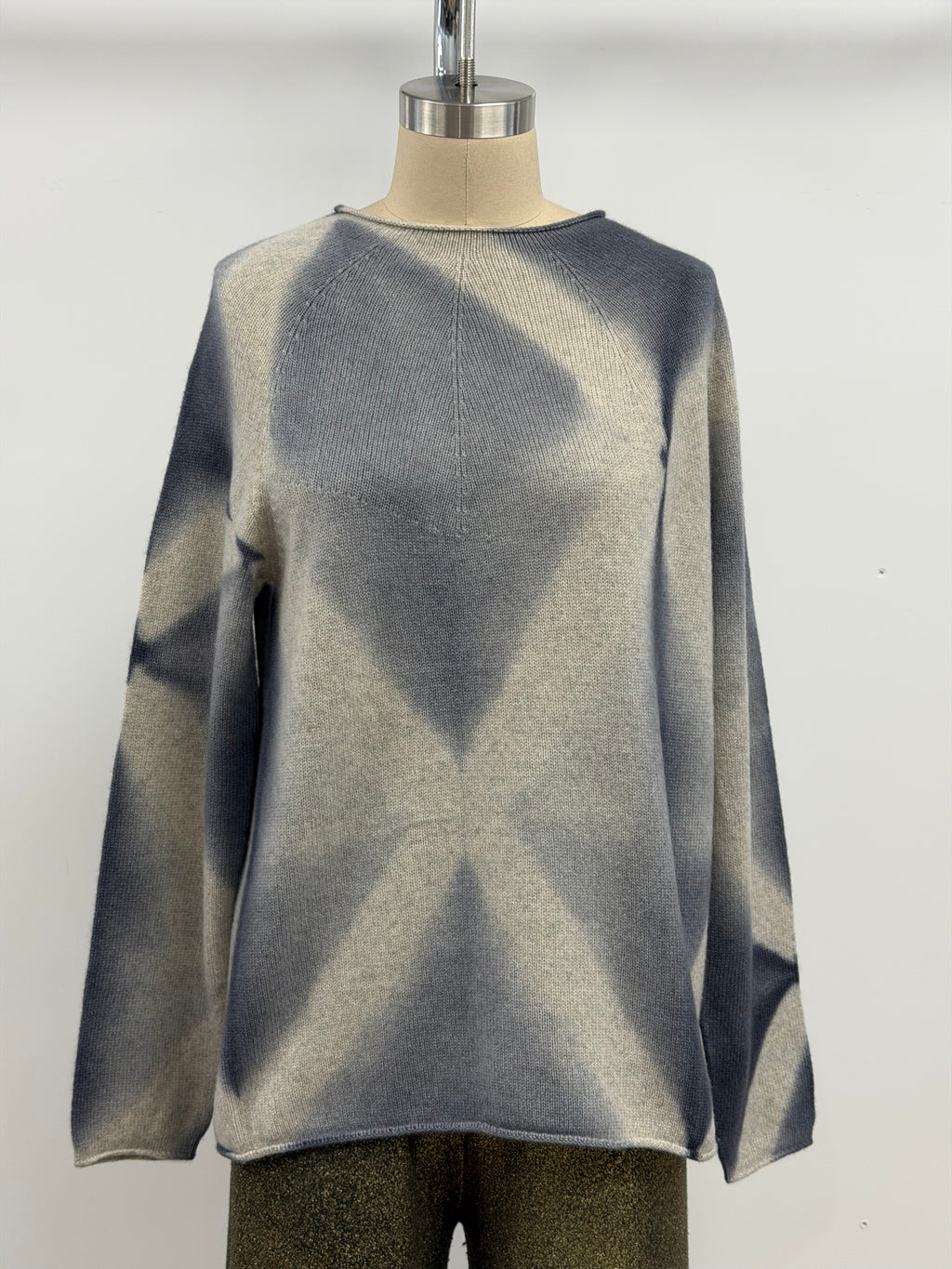 Suzusan Cashmere Seamless Long Pullover in Itajime Shibori X Silver Gray/Light Gray