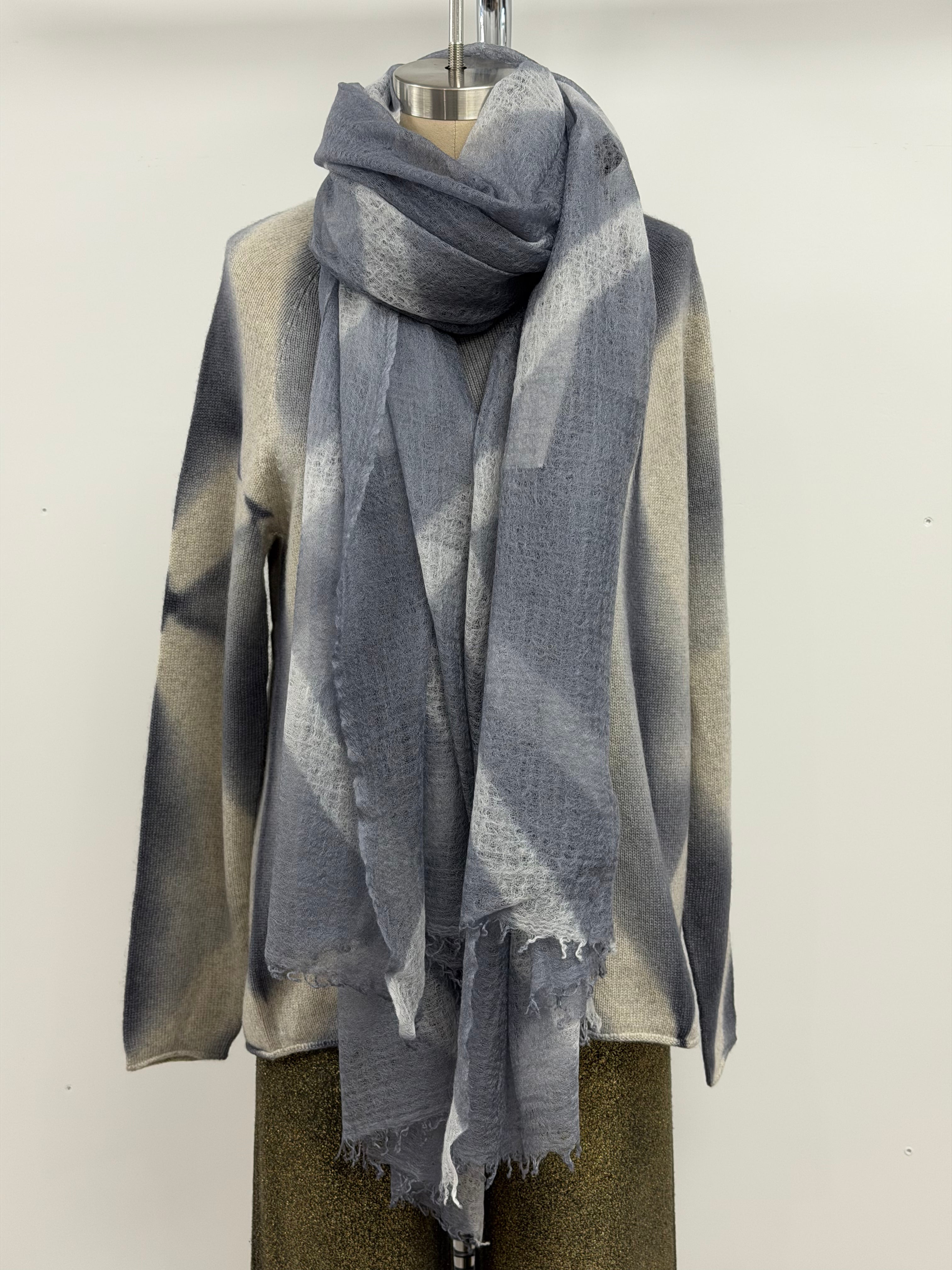 Suzusan Cashmere Seamless Long Pullover in Itajime Shibori X Silver Gray/Light Gray