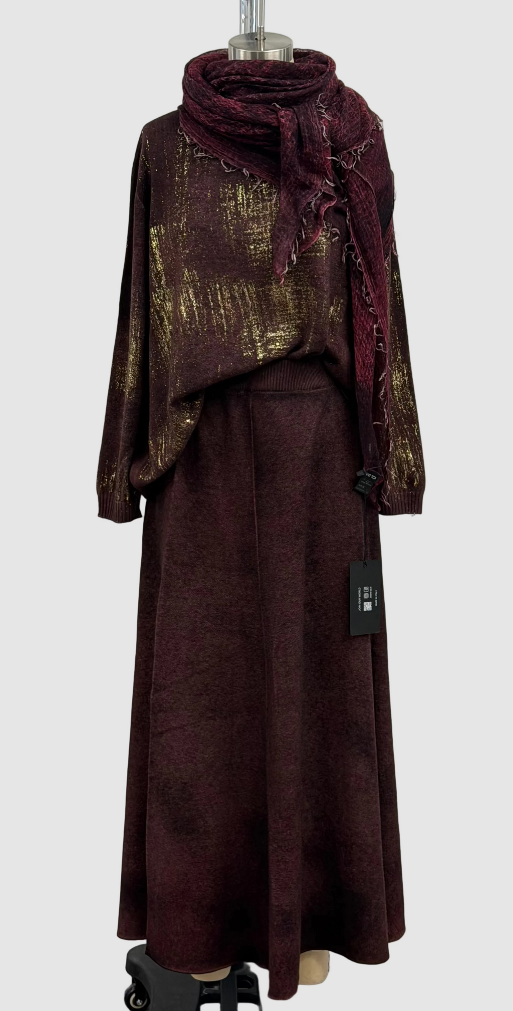 Avant Toi Hand-Oainted Cashmere Baot Neck Oversized Pullover With Check Lamination in Nero Bordeaux