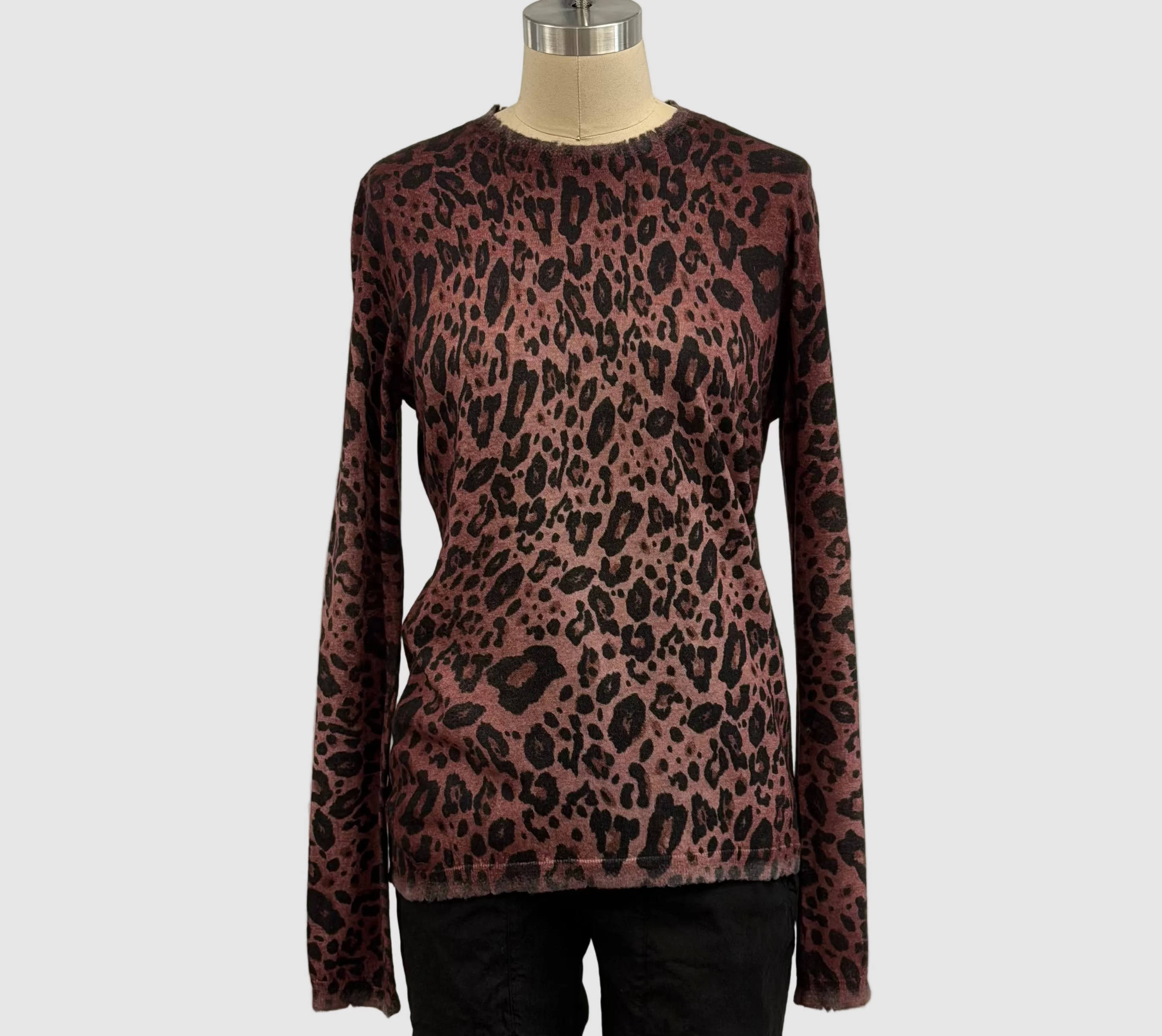 Avant Toi Ultralight Cashmere Animalier Print Crew Neck Pullover in Bordeaux