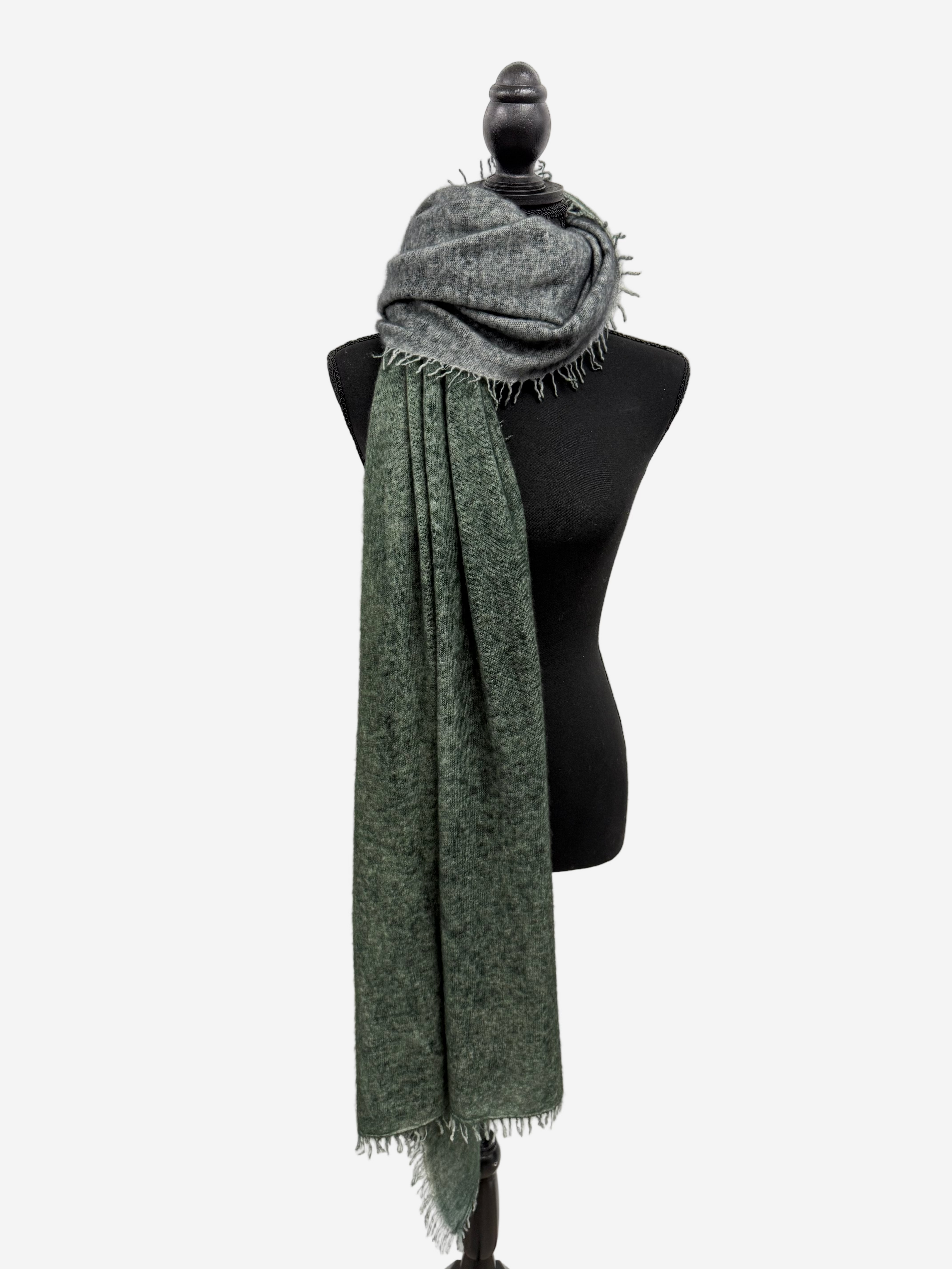 Avant Toi Bi-Color Cashmere Stola in Nero/Bosco