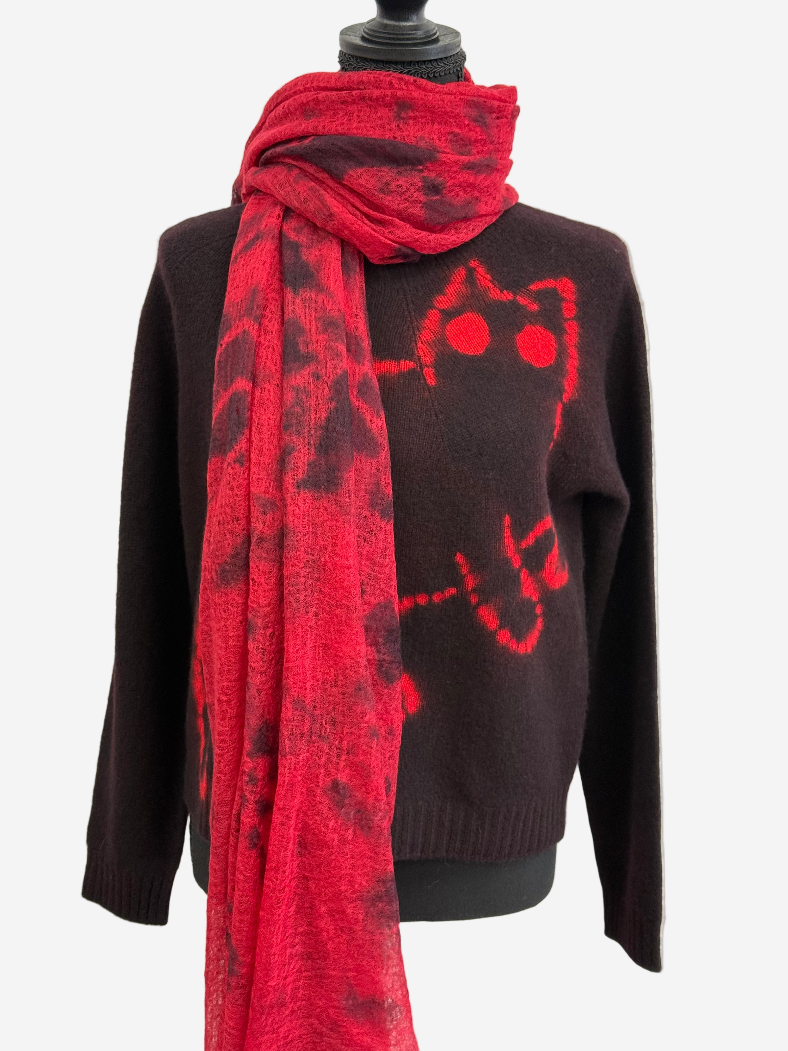 Cashmere Cat Seamless Short Pullover in Black/Red