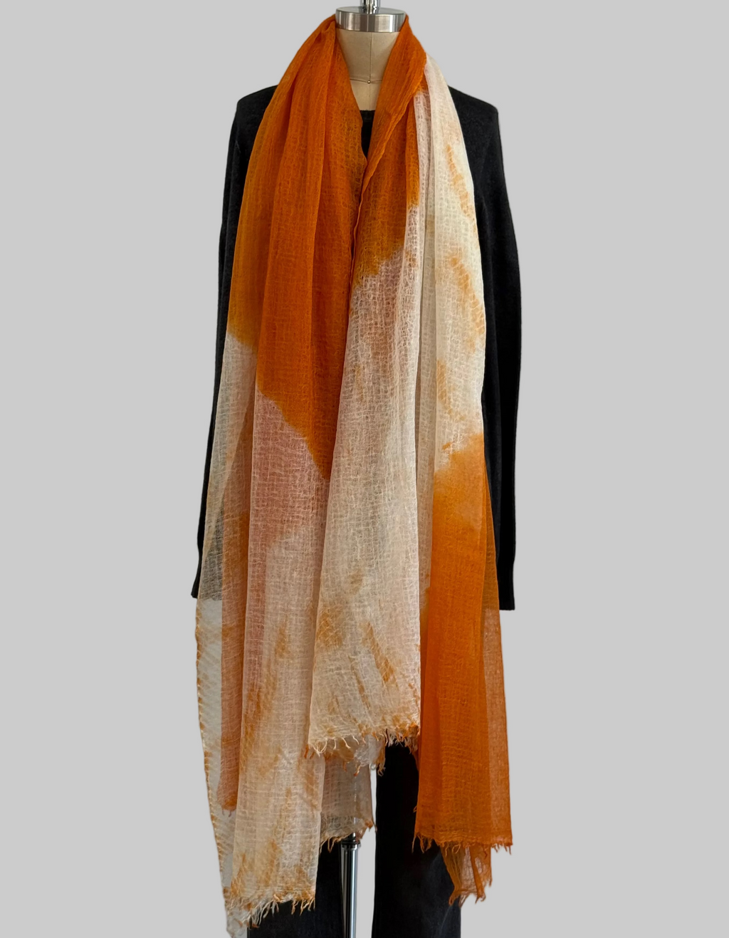 Suzusan Feather Weight Cashmere Shawl Tesuji Yoroidan Shibori In Burnt Orange/ White
