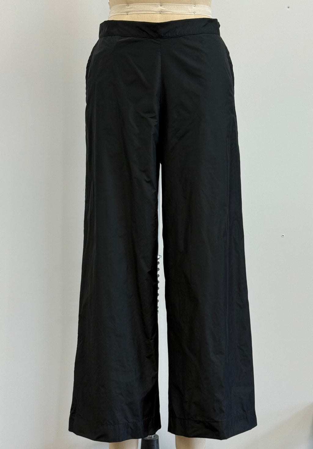 Katharina Hovman Lightweight Hosekurz Pants in Black