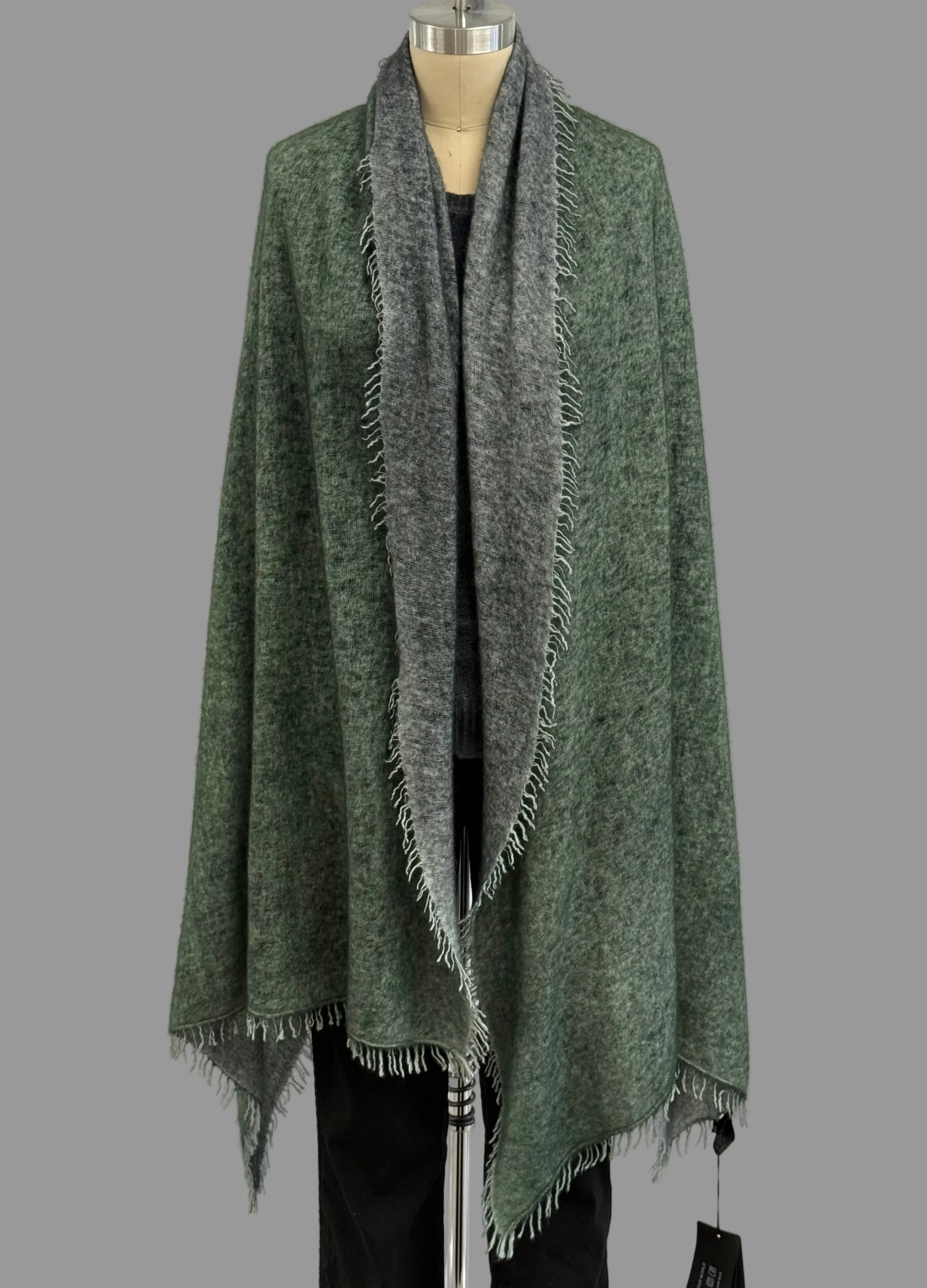 Avant Toi Bi-Color Cashmere Stola in Nero/Bosco