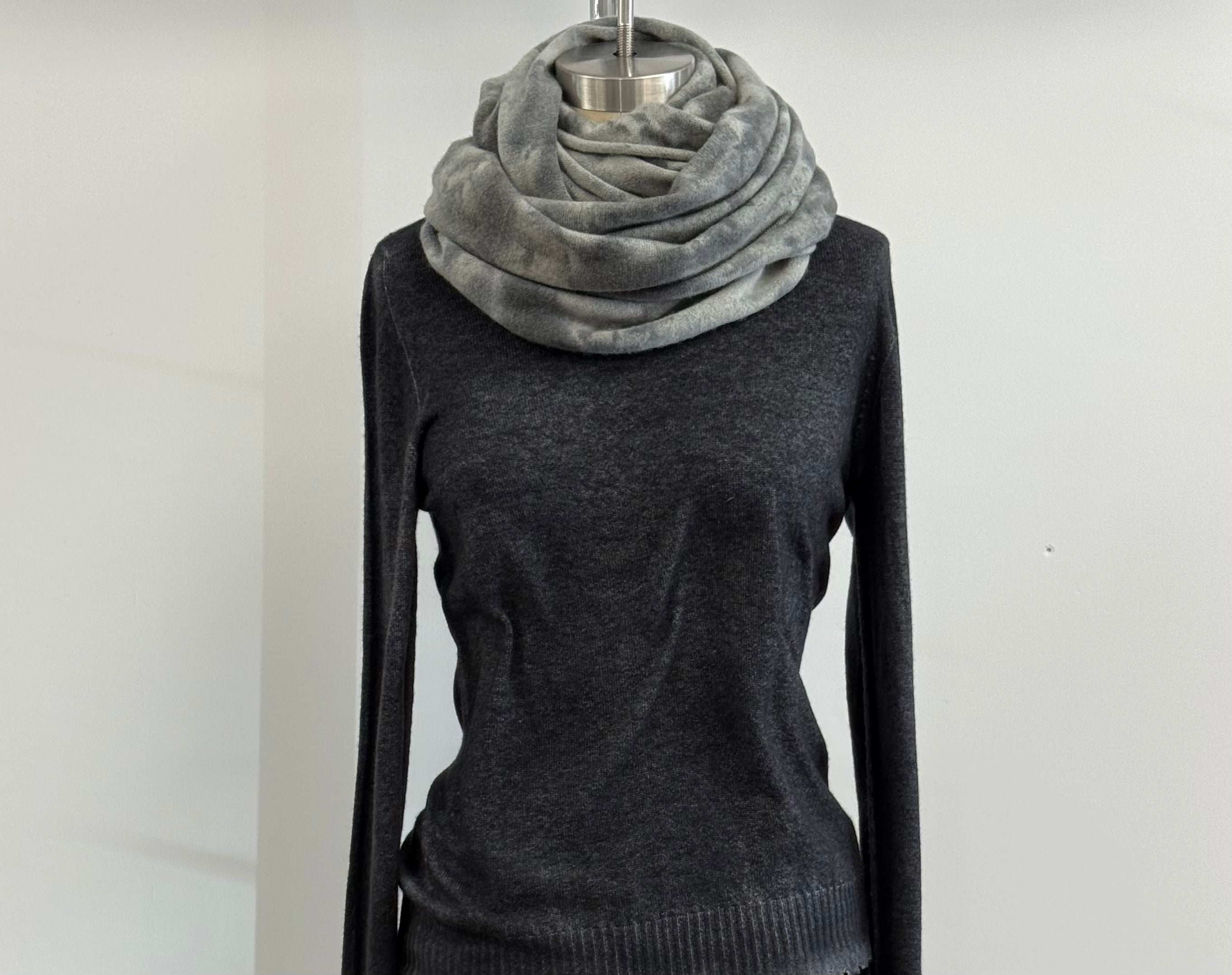 Annie Turbin Cashere Infinity Scarf in Gray
