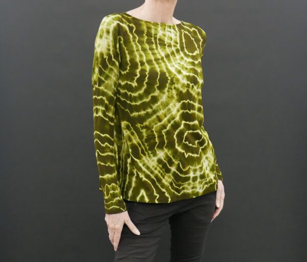 RELAXED BOATNECK LONG SLEEVE TEE - OLIVE GEODE - Image 3