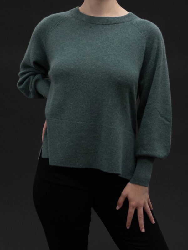 REPEAT CASHMERE RAGLAN SWEATER WITH HIGH RIBED HEM AND SIDE SLIT IN KELP - Image 3